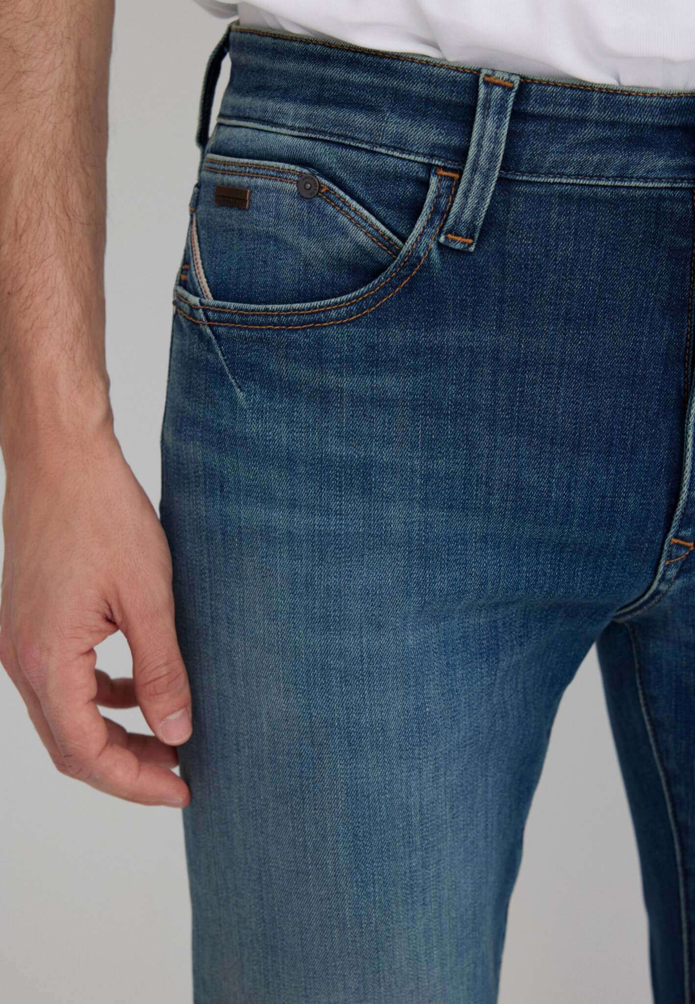 Marcus in Used Indigo Ultra Move Jeans Mavi