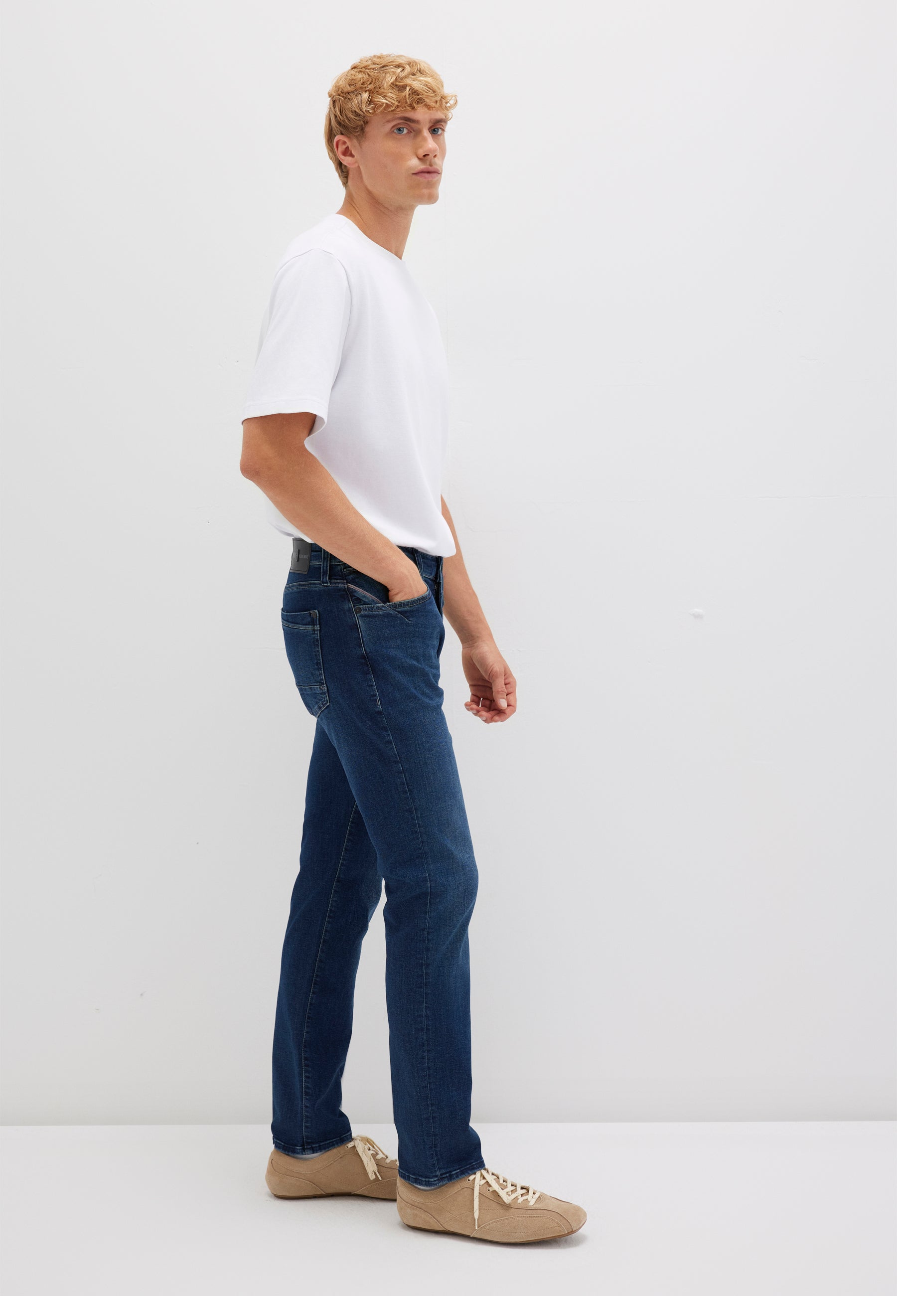 Marcus in Dark Brushed Ultra Move Jeans Mavi