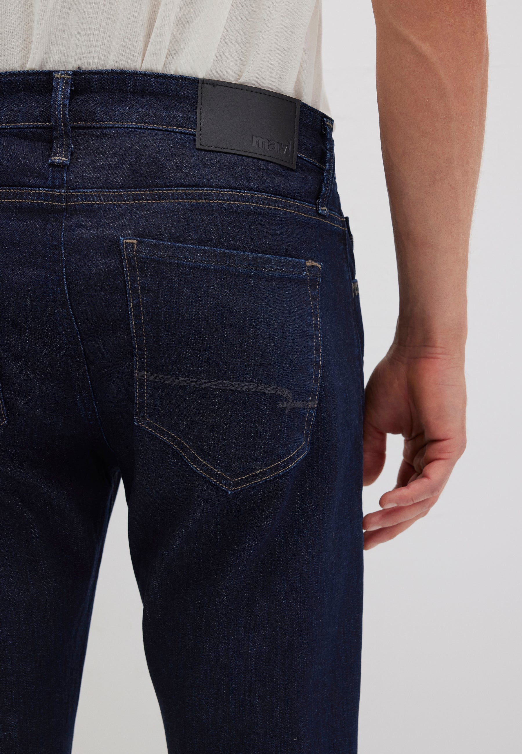 Marcus in Rinse Comfort Jeans Mavi