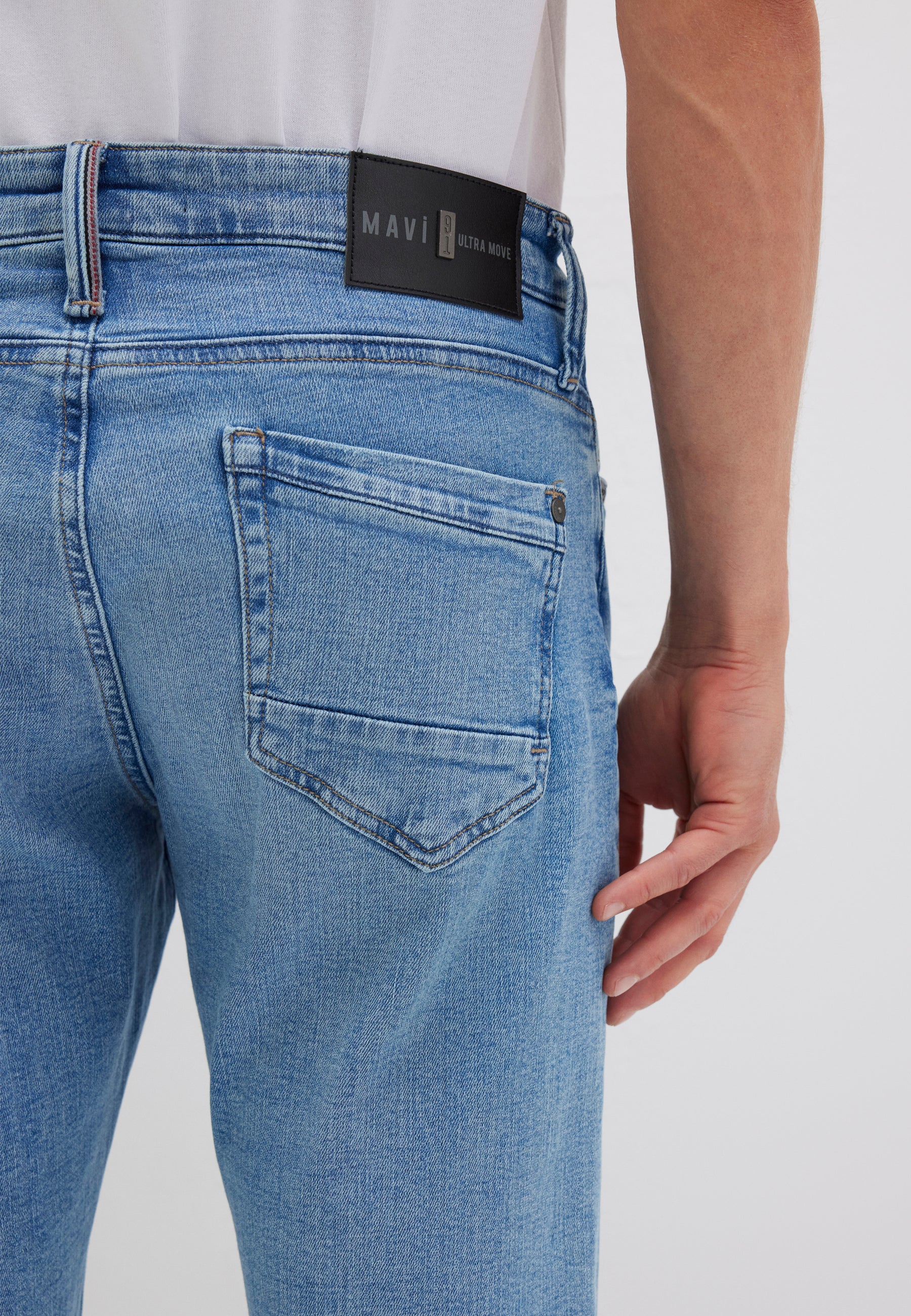 Marcus in Vintage Shaded Ultra Move Jeans Mavi