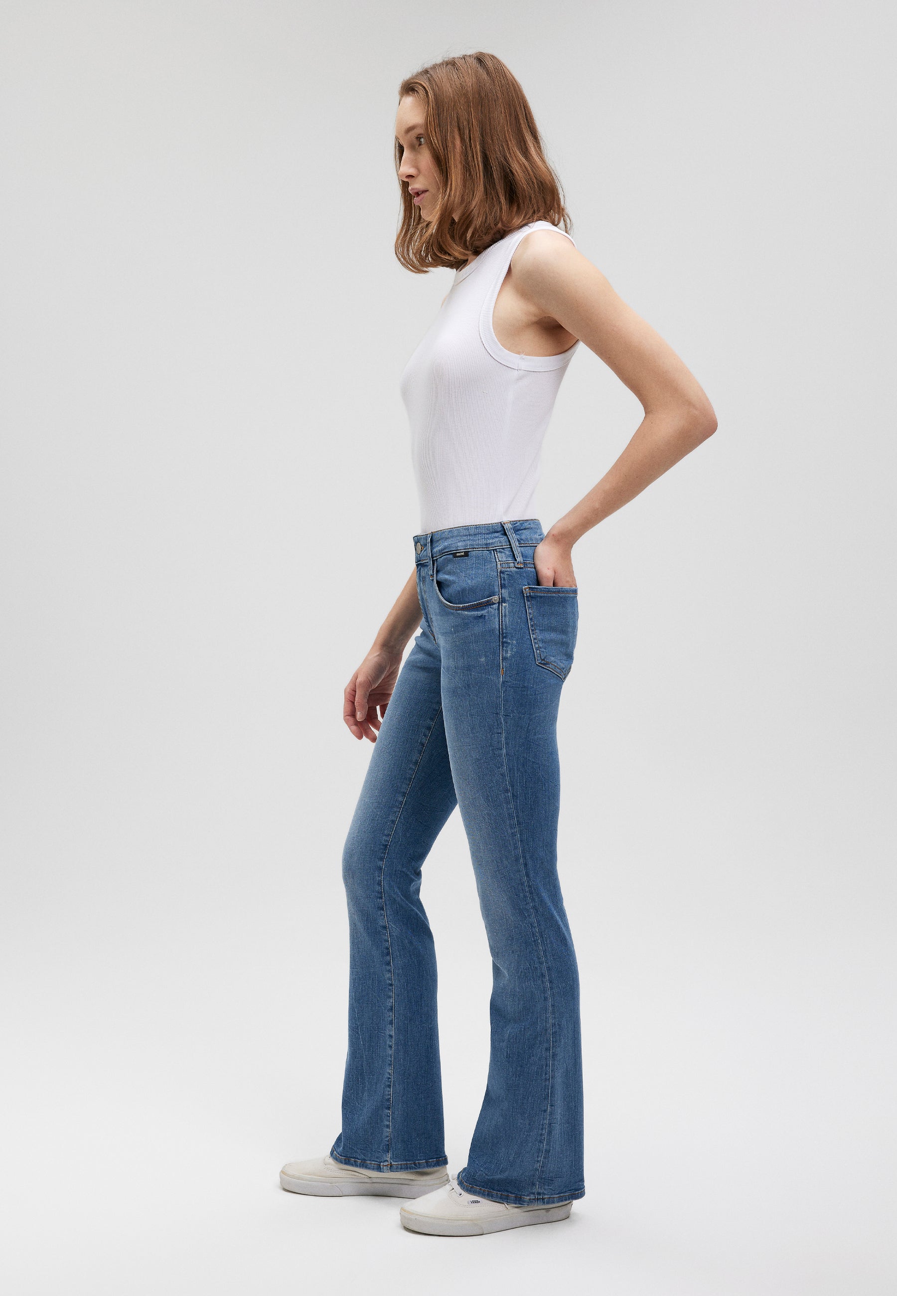 Bella Mid-Rise in Dark Brushed Str Jeans Mavi