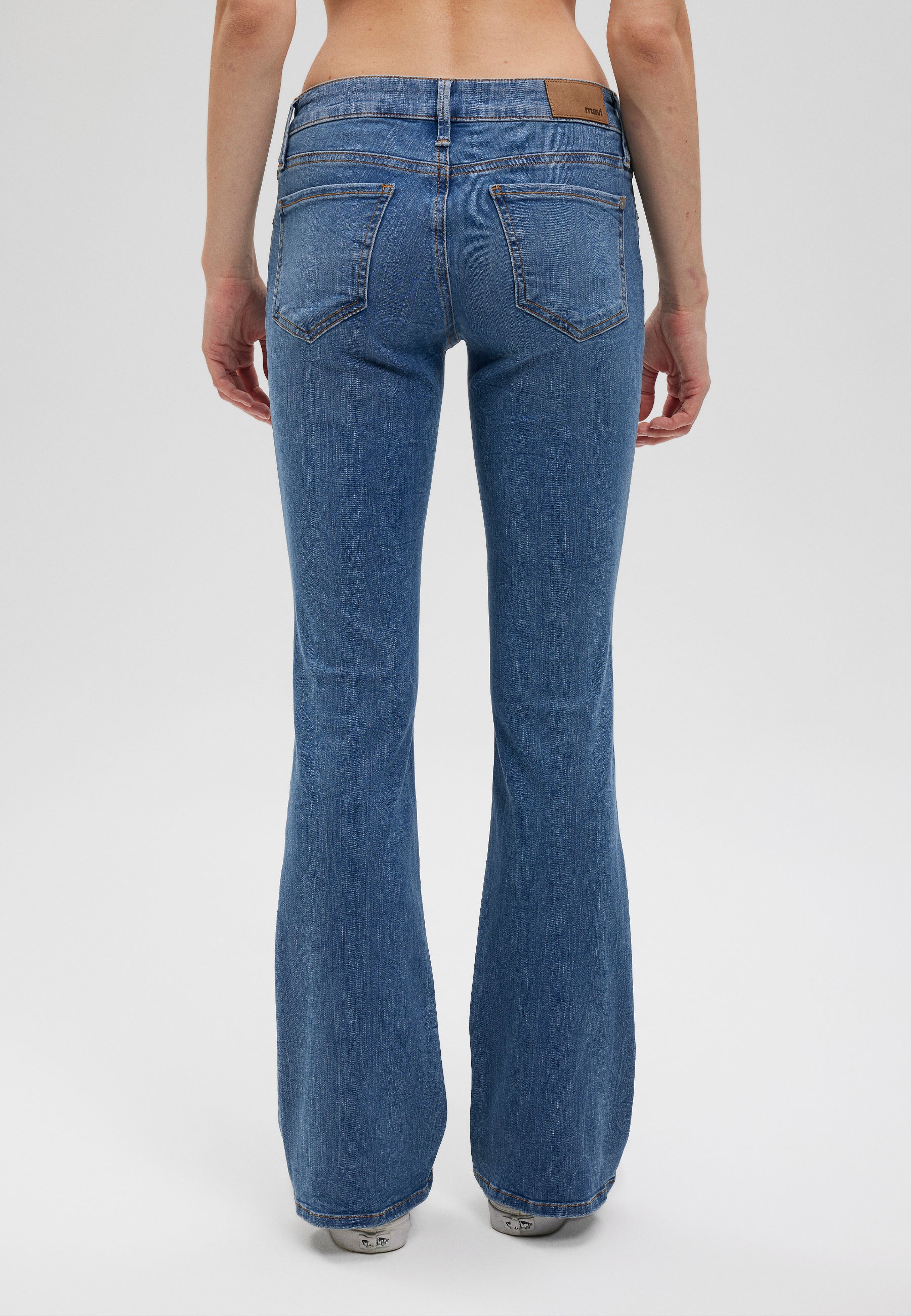 Bella Mid-Rise in Dark Brushed Str Jeans Mavi