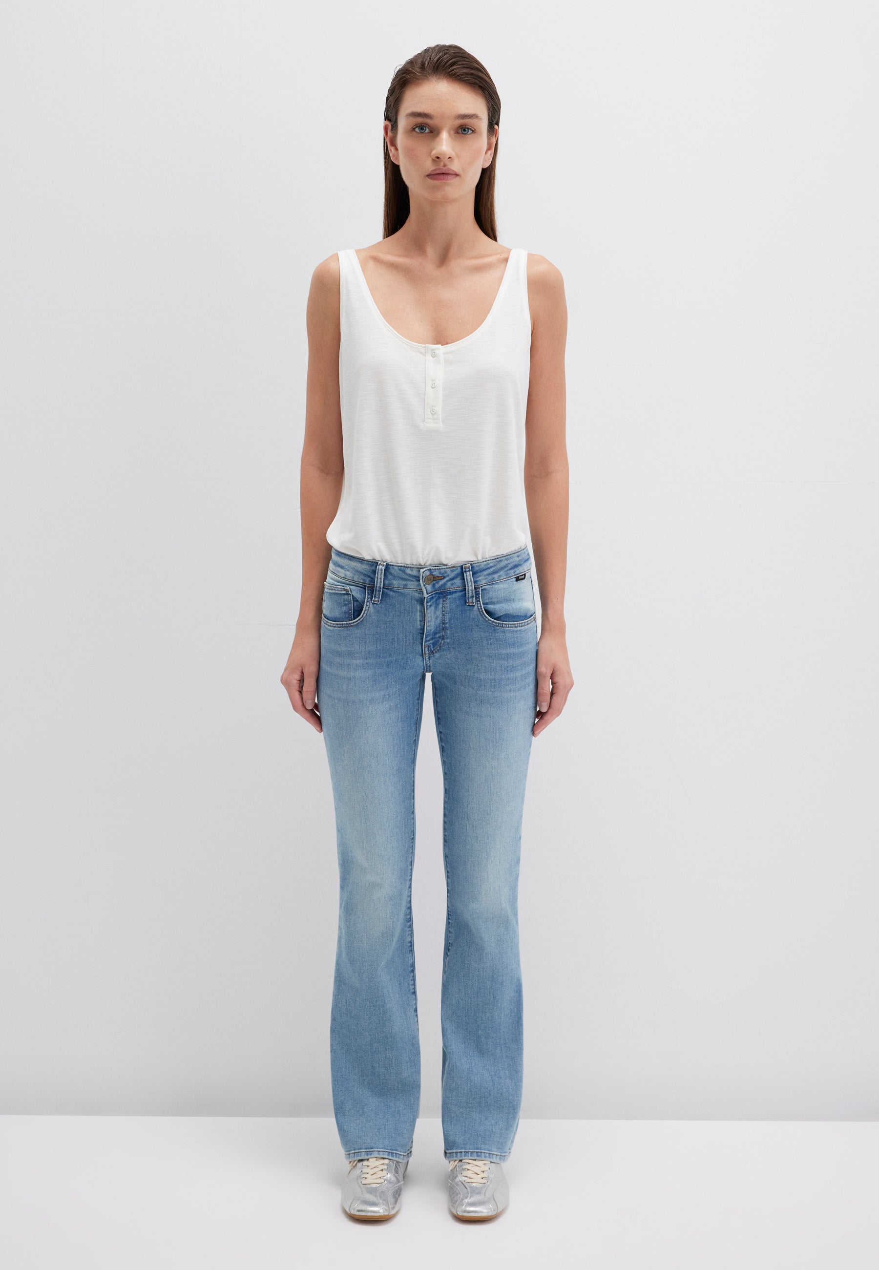 Bella Mid-Rise in Lt Brushed Str Jeans Mavi
