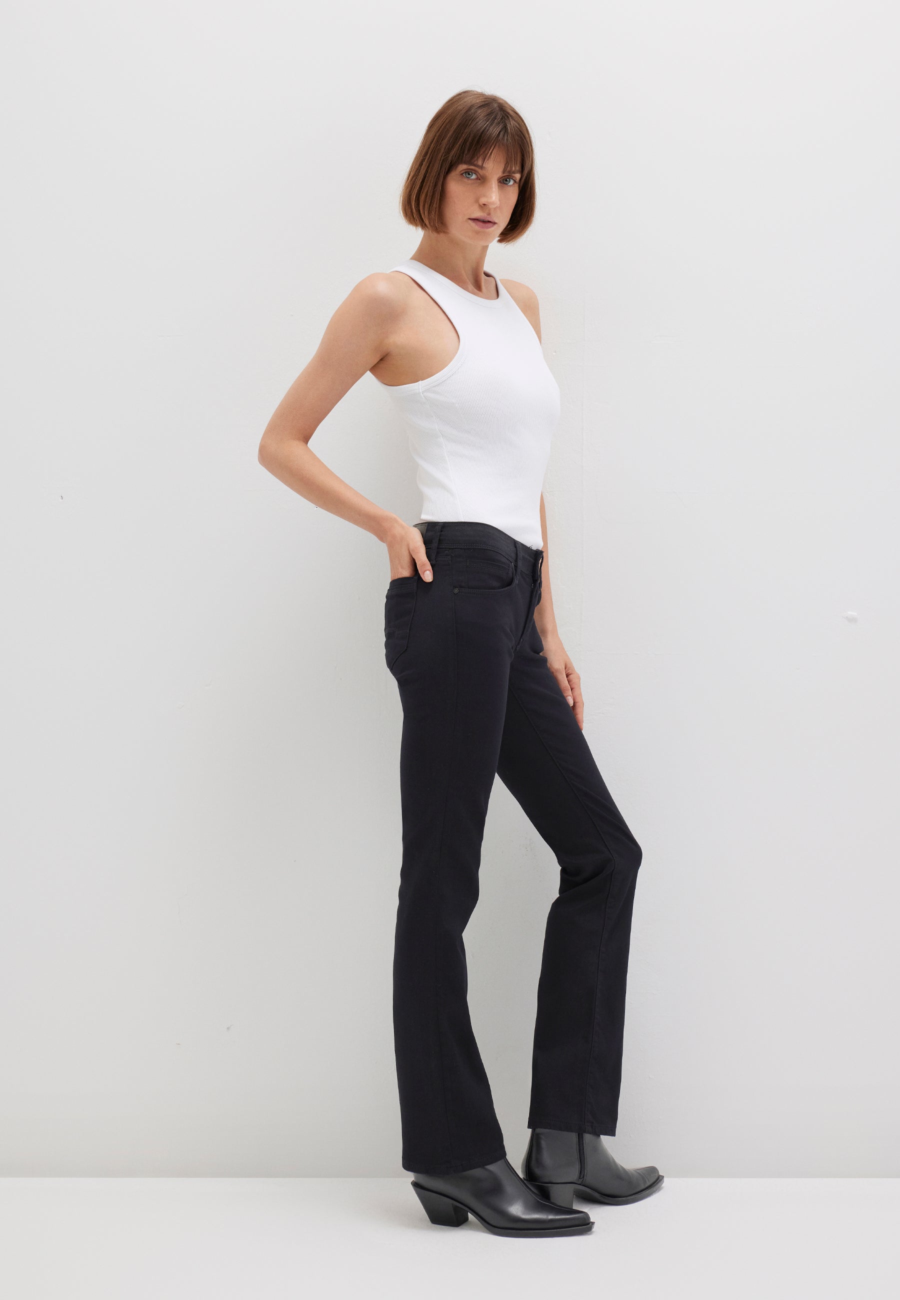 Bella Mid-Rise in Double Black Str Jeans Mavi