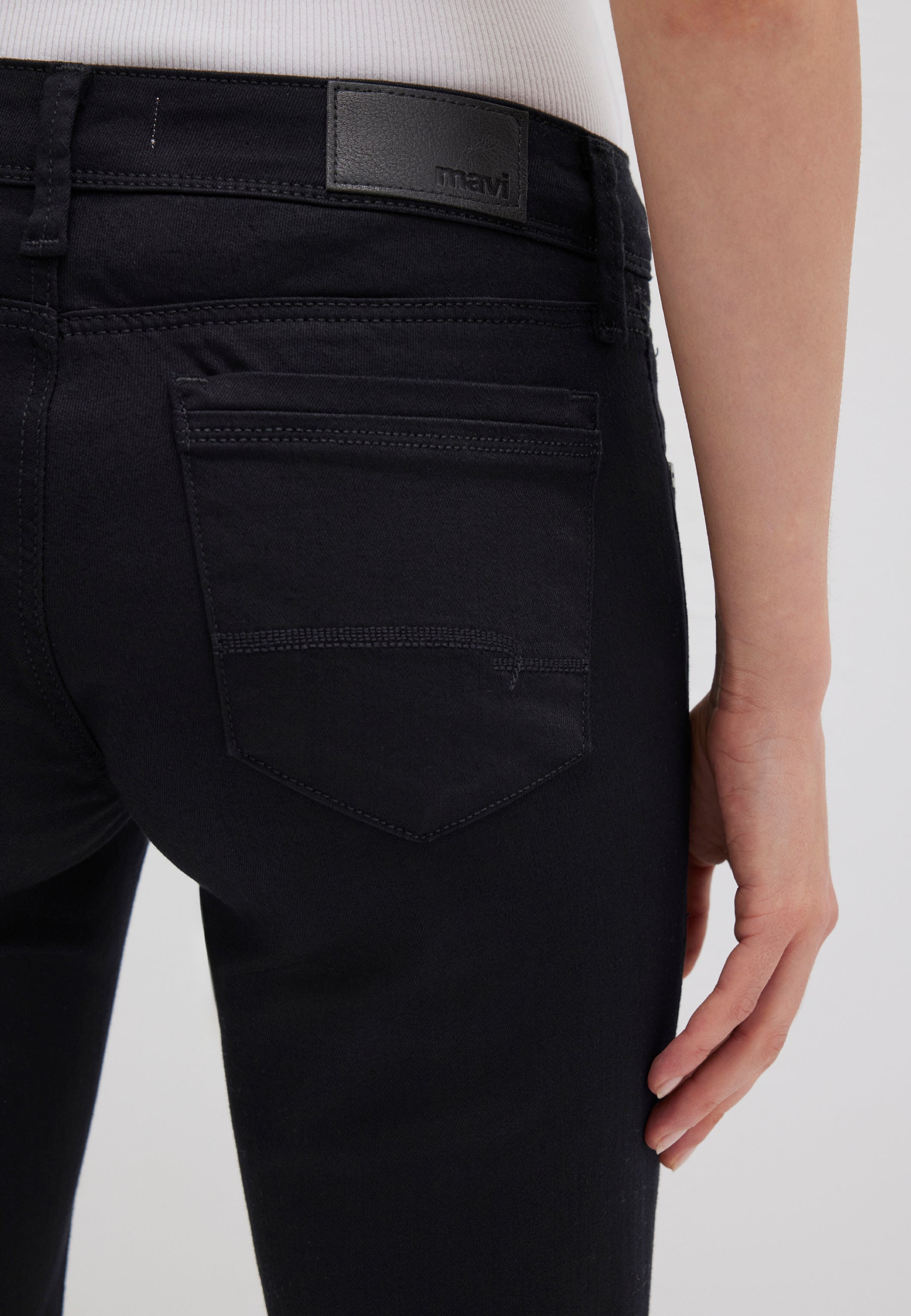 Bella Mid-Rise in Double Black Str Jeans Mavi