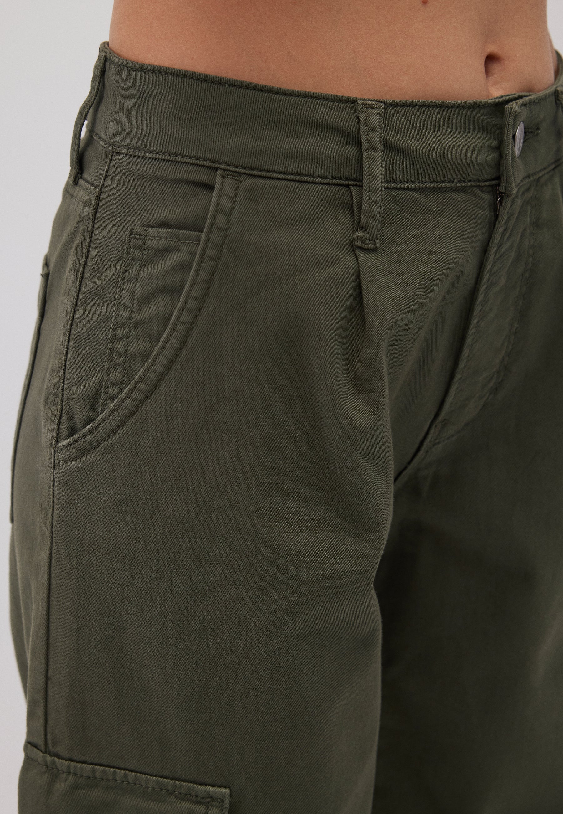 Jacy in Beetle Twill Hosen Mavi