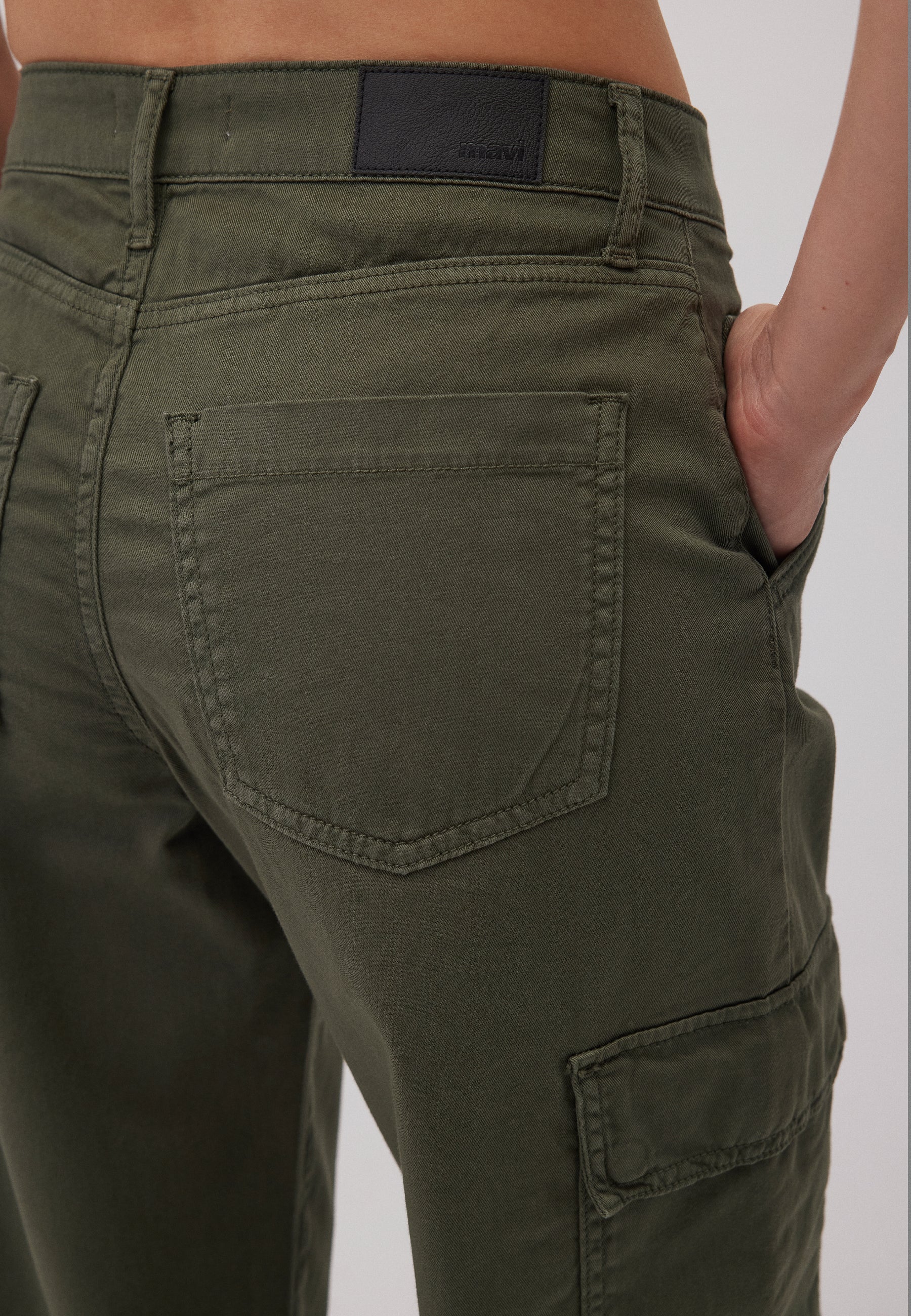 Jacy in Beetle Twill Hosen Mavi