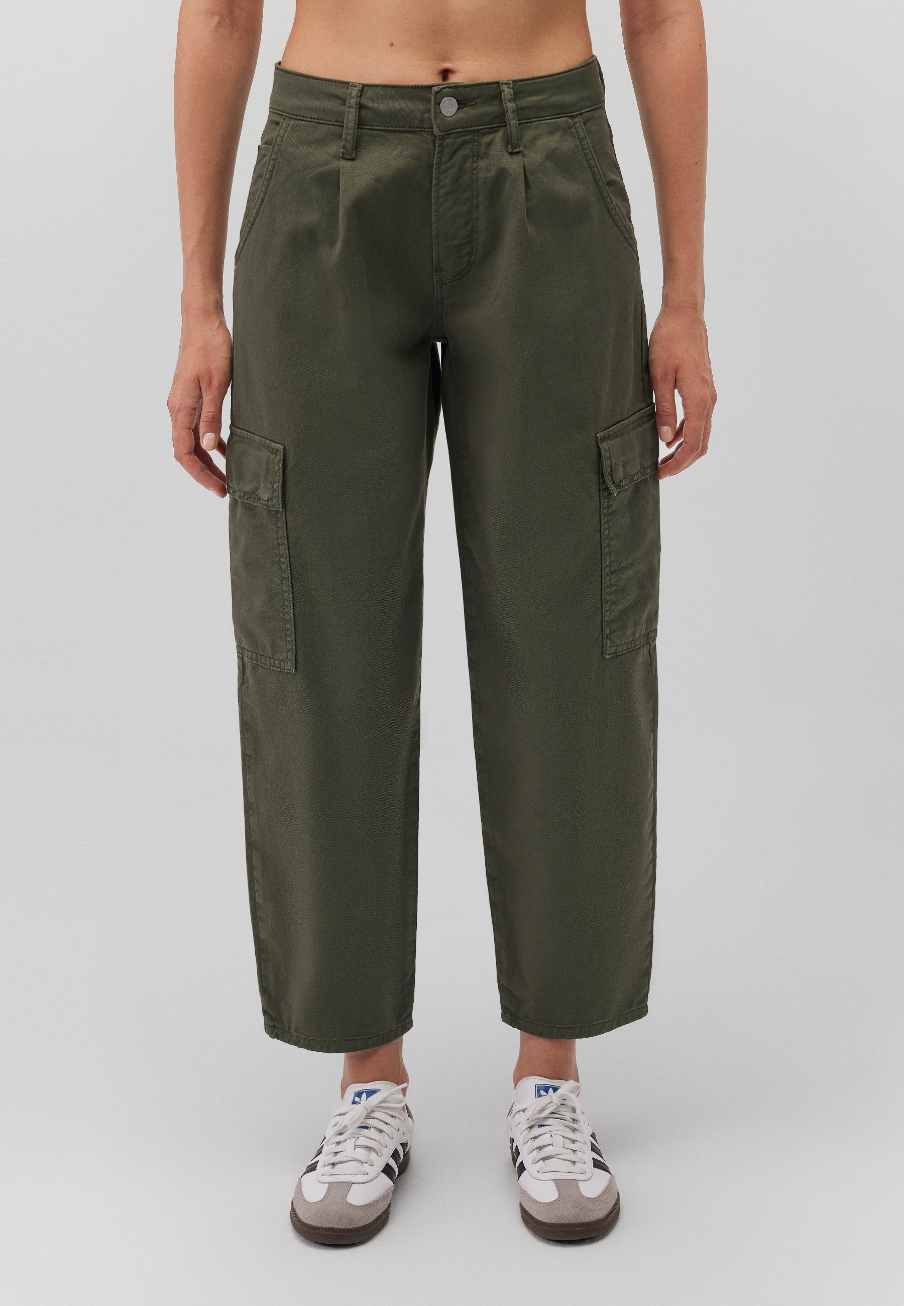 Jacy in Beetle Twill Hosen Mavi