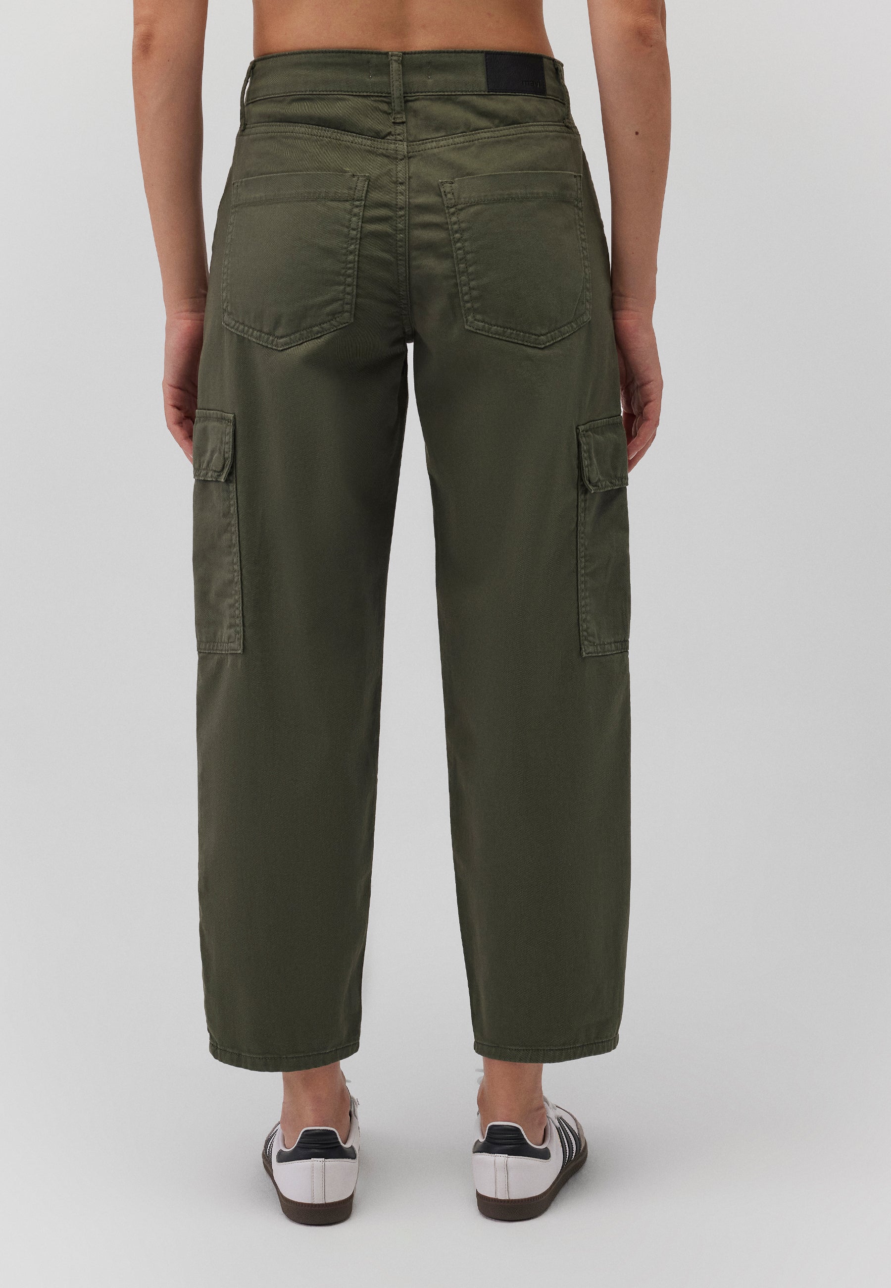 Jacy in Beetle Twill Hosen Mavi