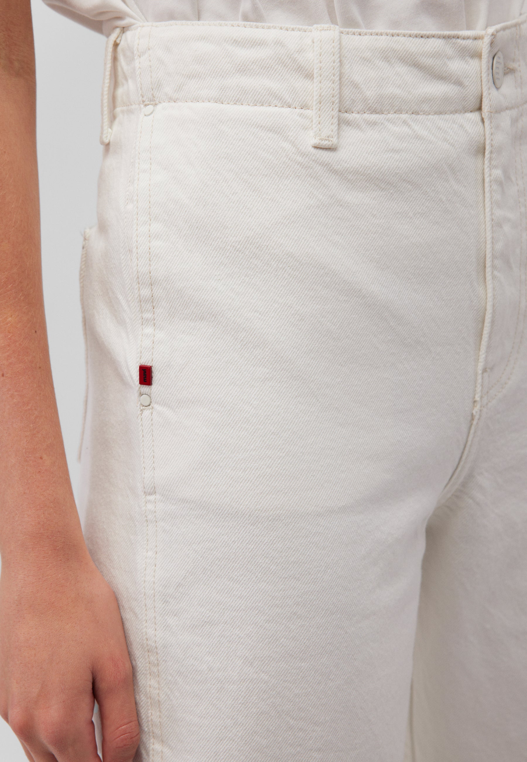 Sakura in Off White Denim Jeans Mavi