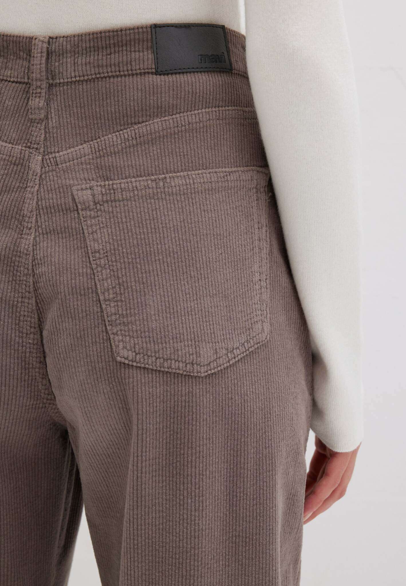 Laura in Charcoal Gray Cord Hosen Mavi