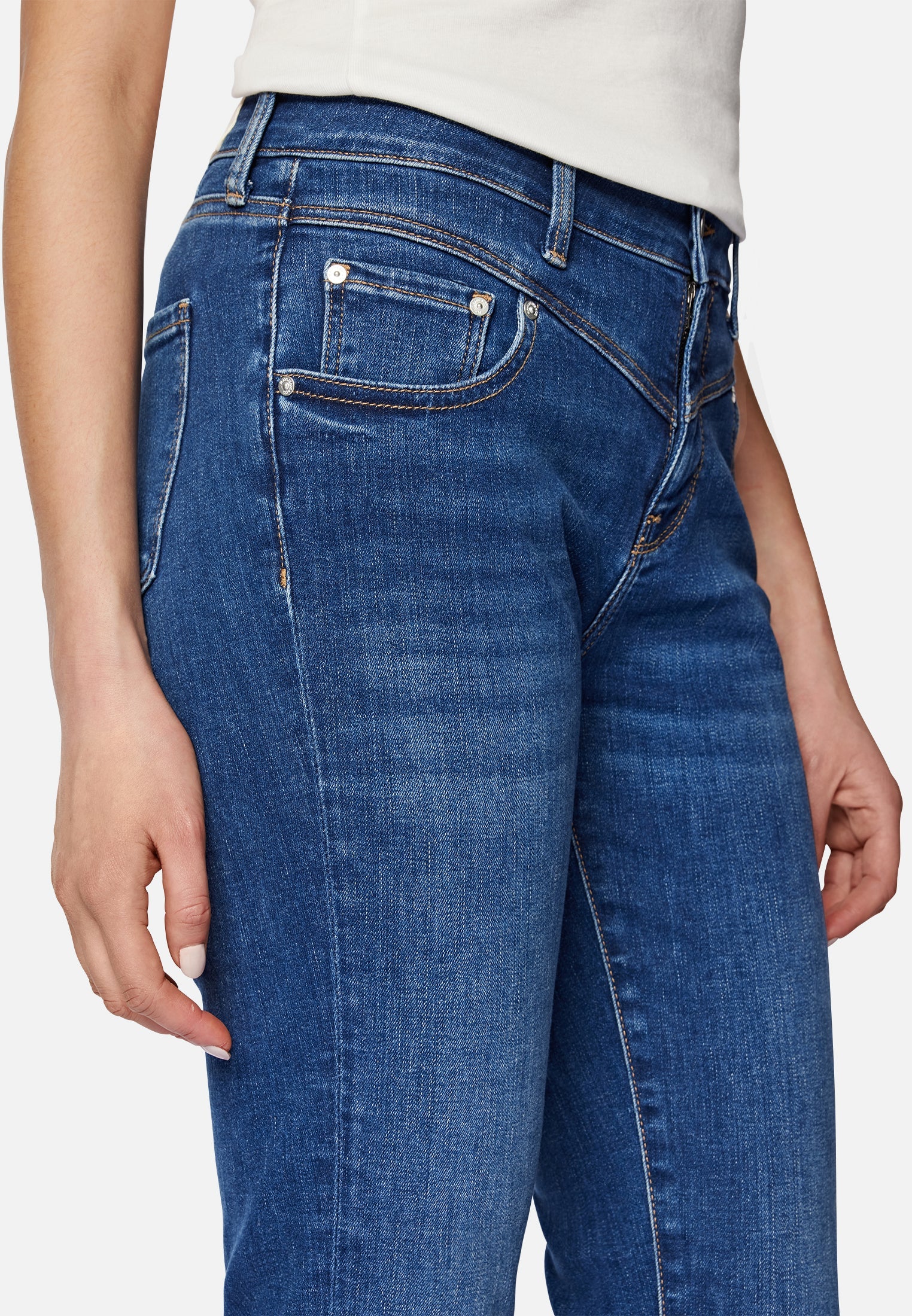 Sophie in Mid Shaded Blue Str Jeans Mavi