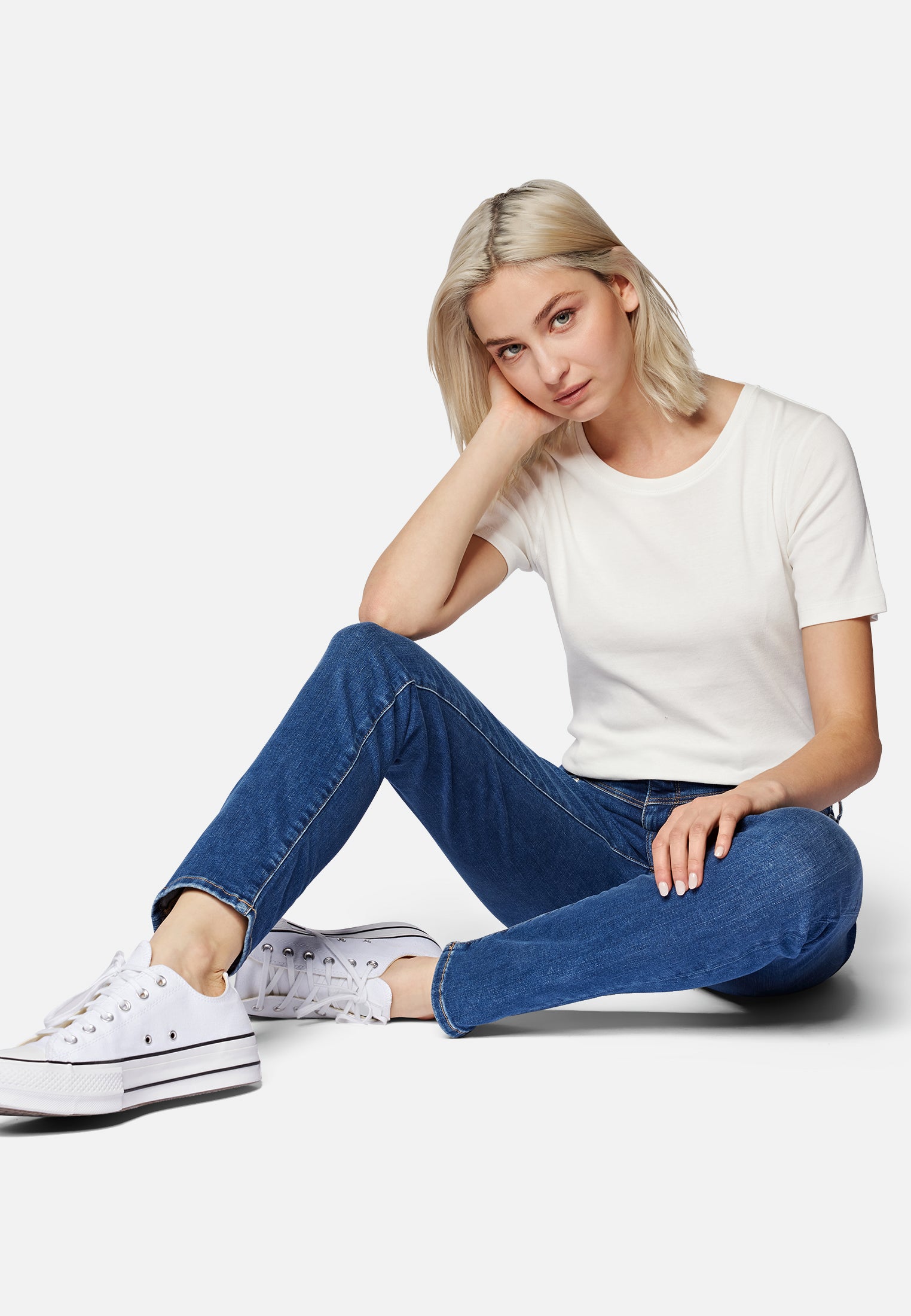 Sophie in Mid Shaded Blue Str Jeans Mavi