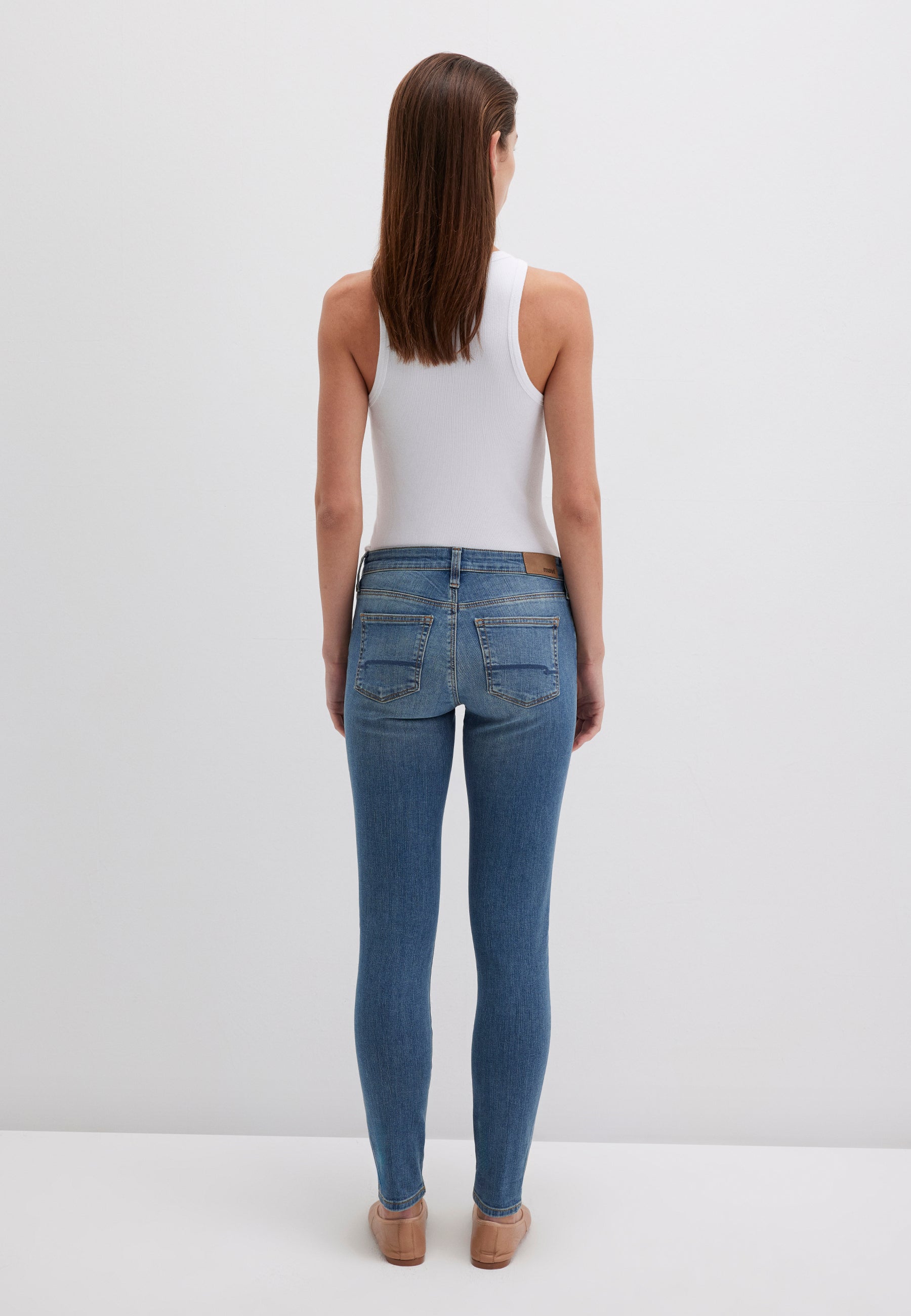 Adriana in Deep Shaded Str Jeans Mavi