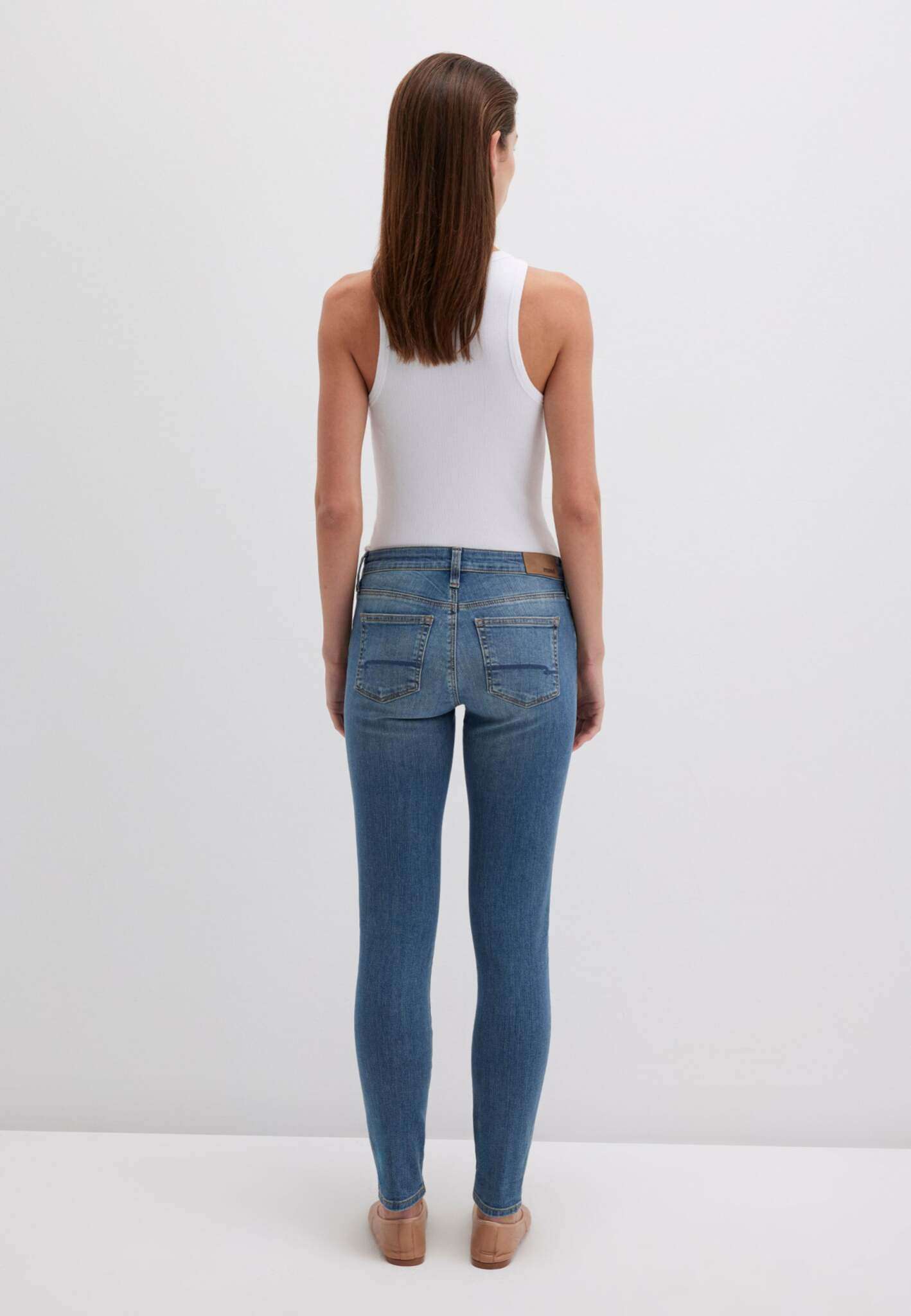 Adriana in Deep Shaded Str Jeans Mavi