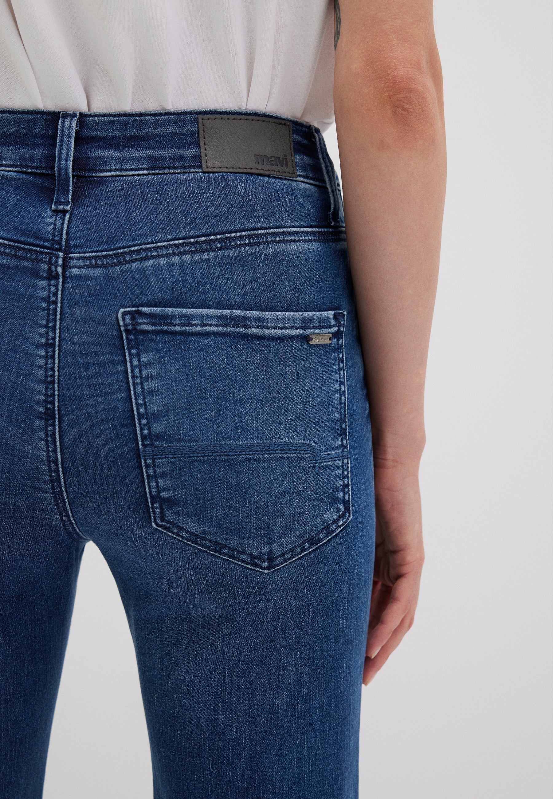 Kendra in Indigo Blue Sateen Str Jeans Mavi