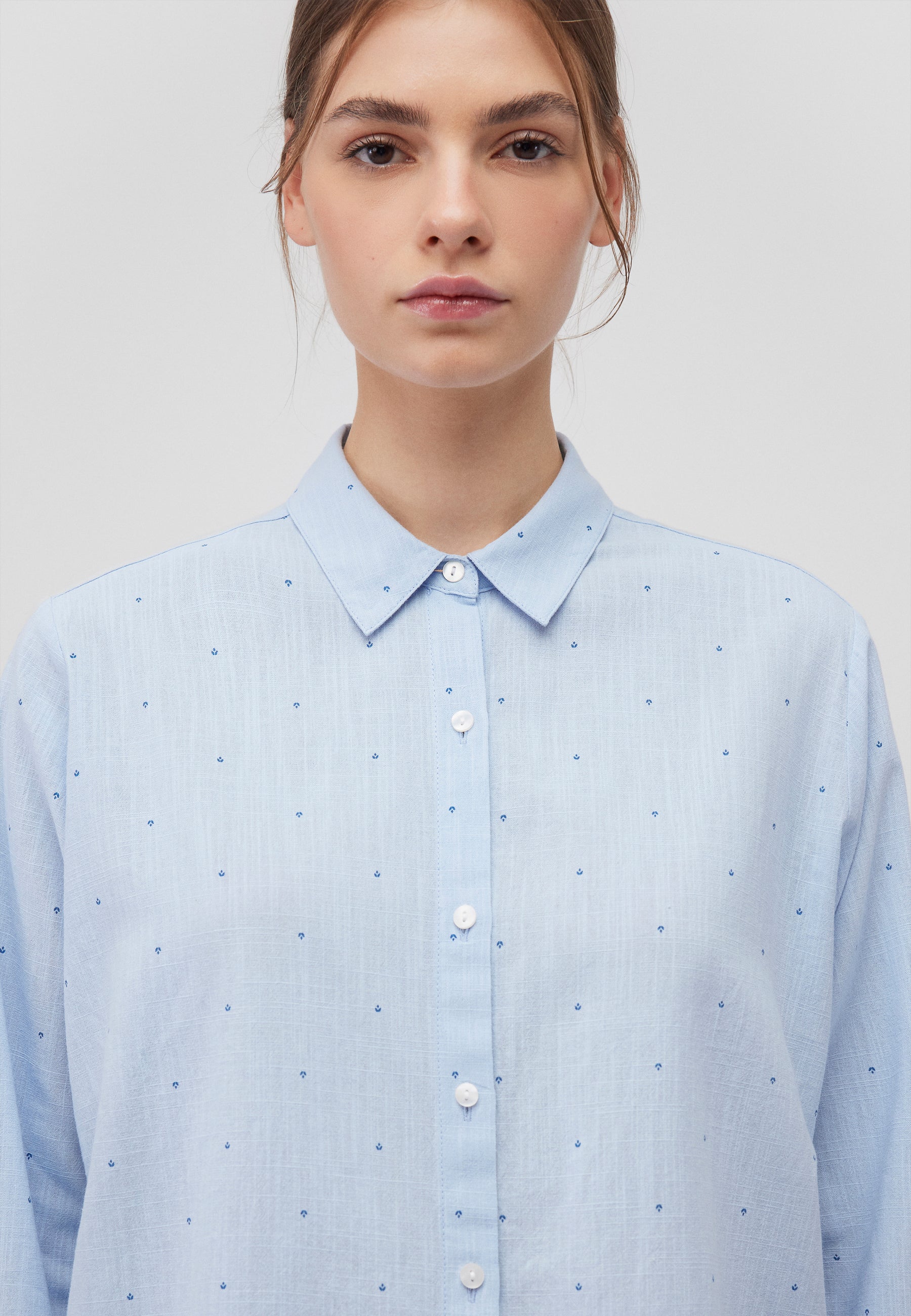 Woven Shirt in Ensign Blue Tiny Leaf Print Hemden Mavi