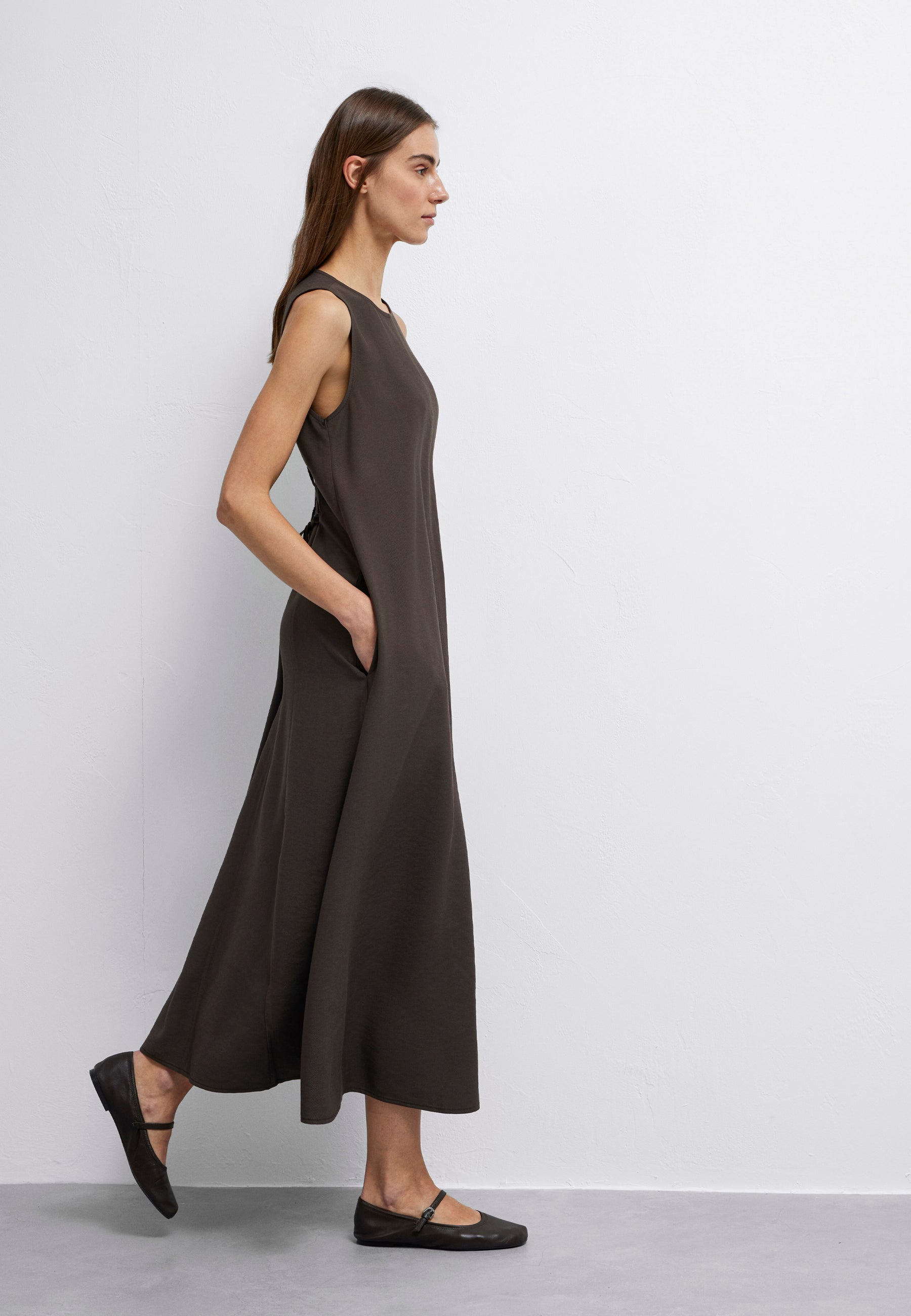 Woven Maxi Dress in Mulch Kleider Mavi