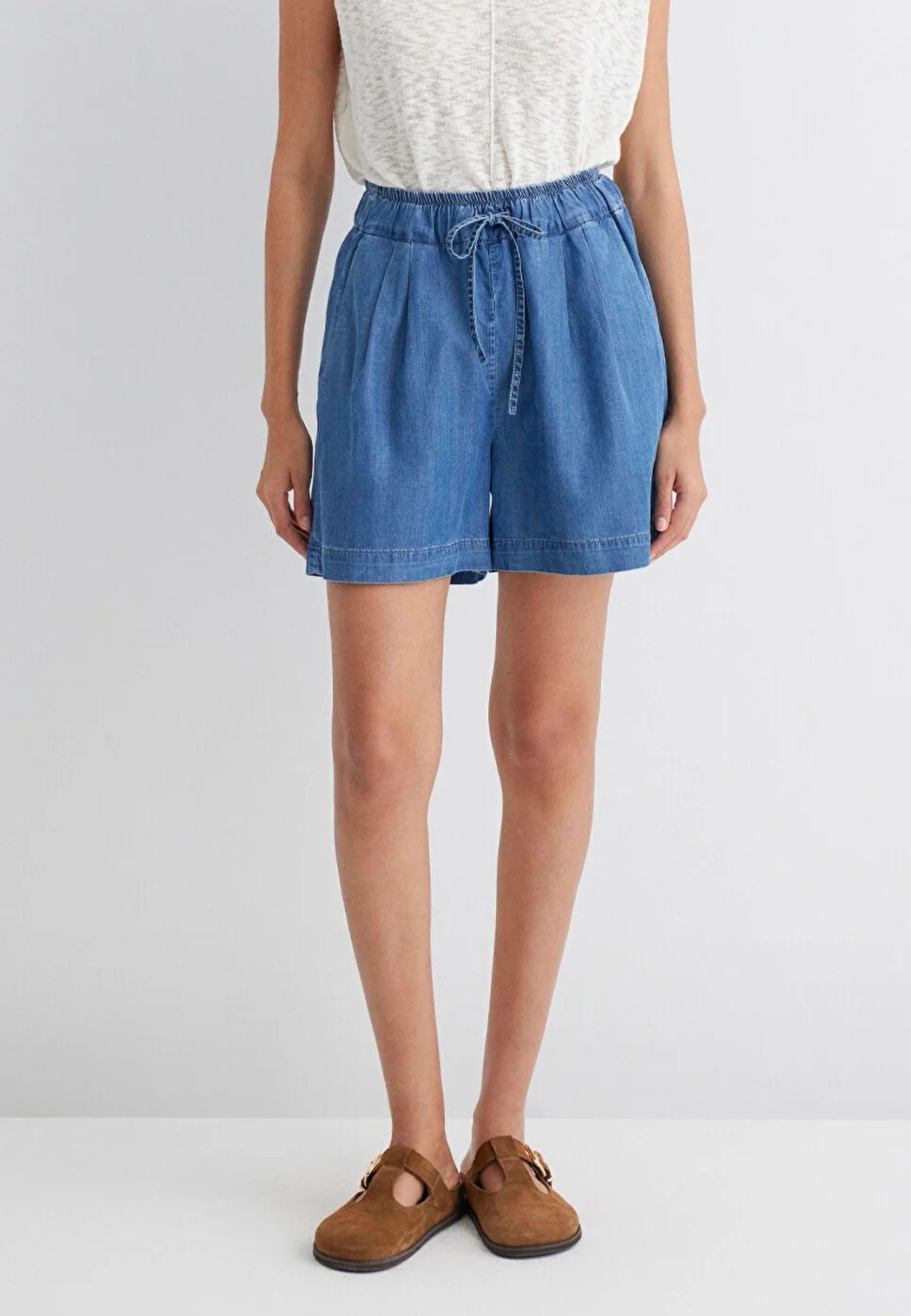 Penny in Mid Blue Gold Shorts Mavi