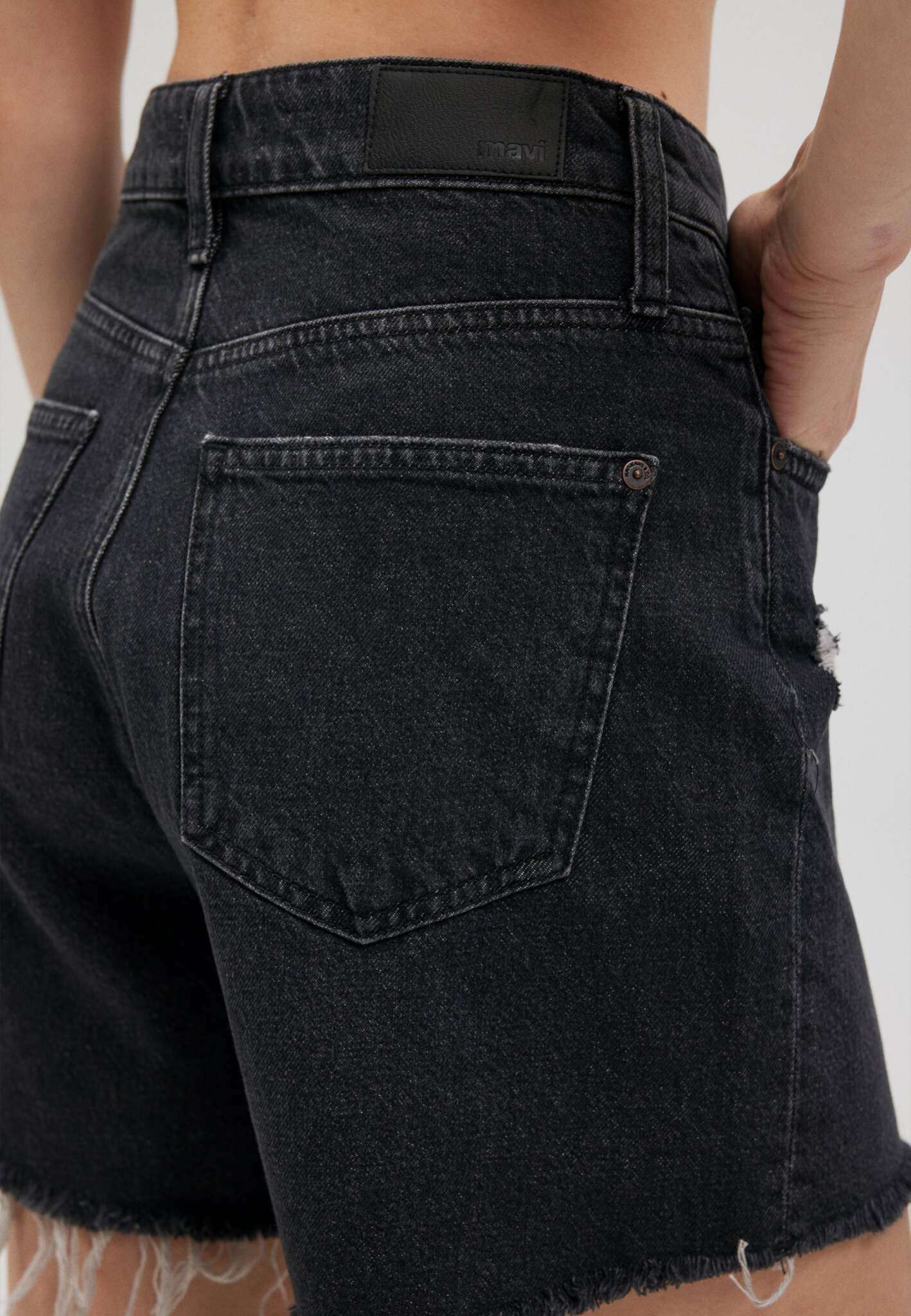 Millie in Smoke 90S Jeansshorts Mavi