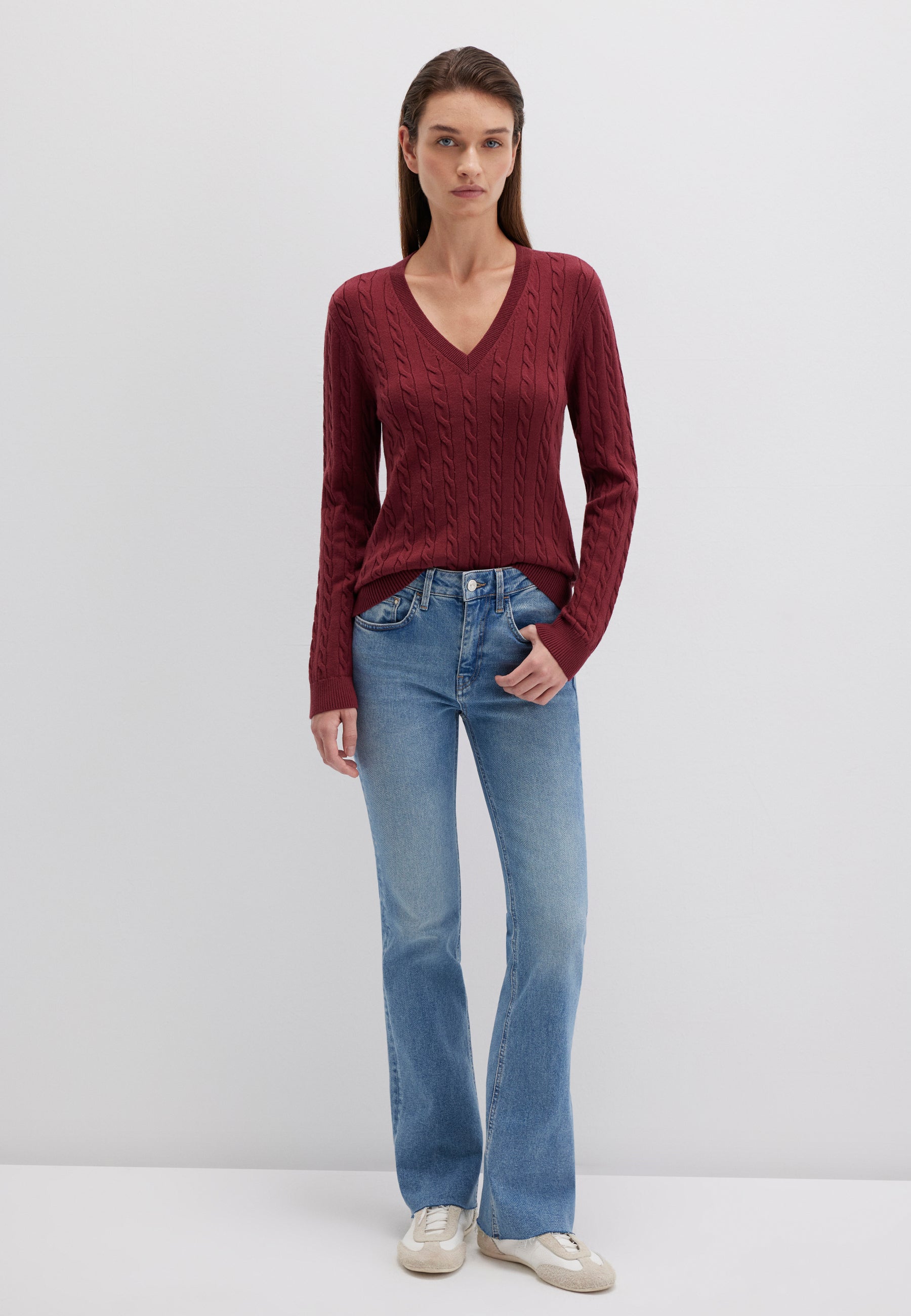 V-Neck Sweater in Cordovan Pullover Mavi