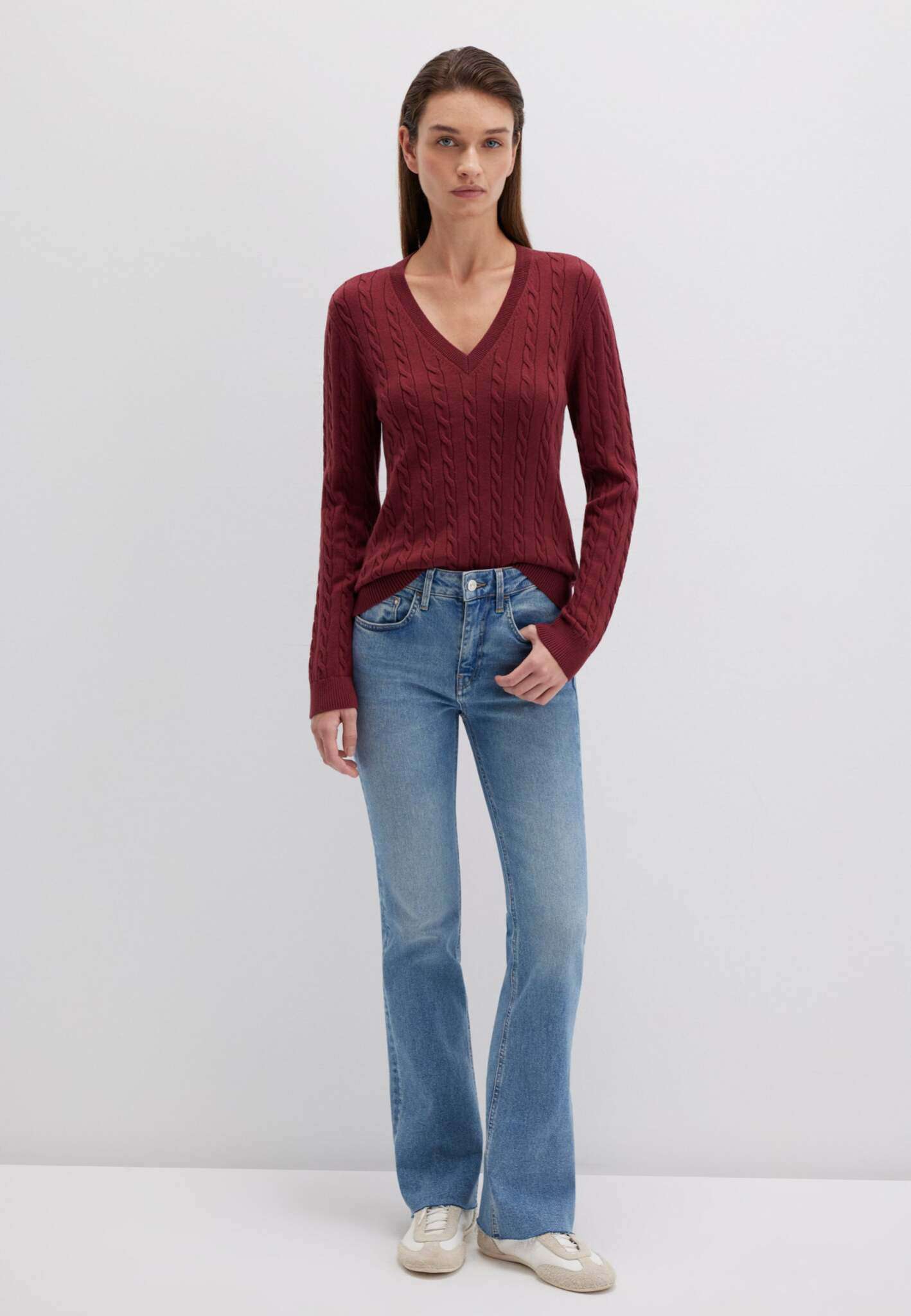 V-Neck Sweater in Cordovan Pullover Mavi