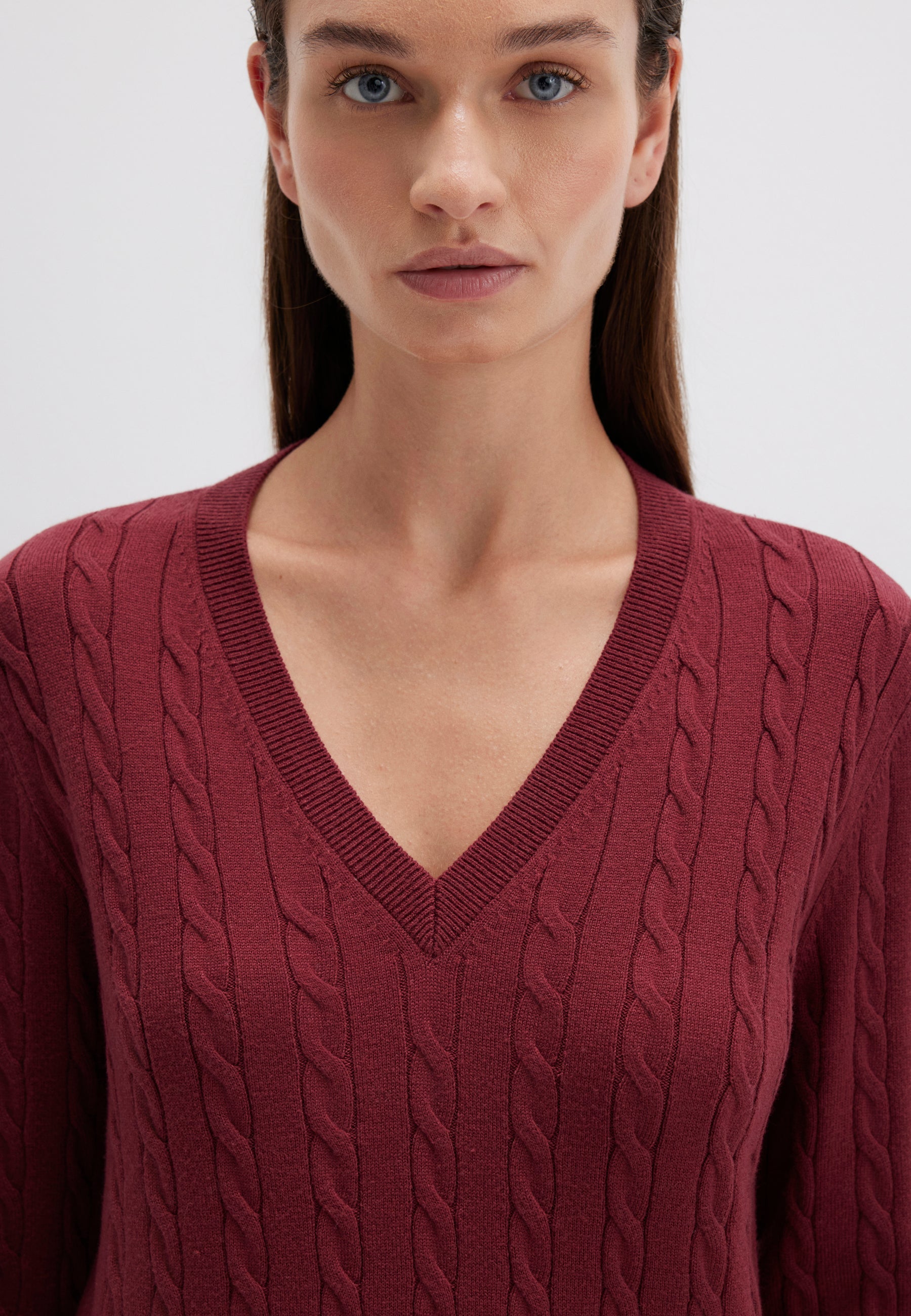 V-Neck Sweater in Cordovan Pullover Mavi