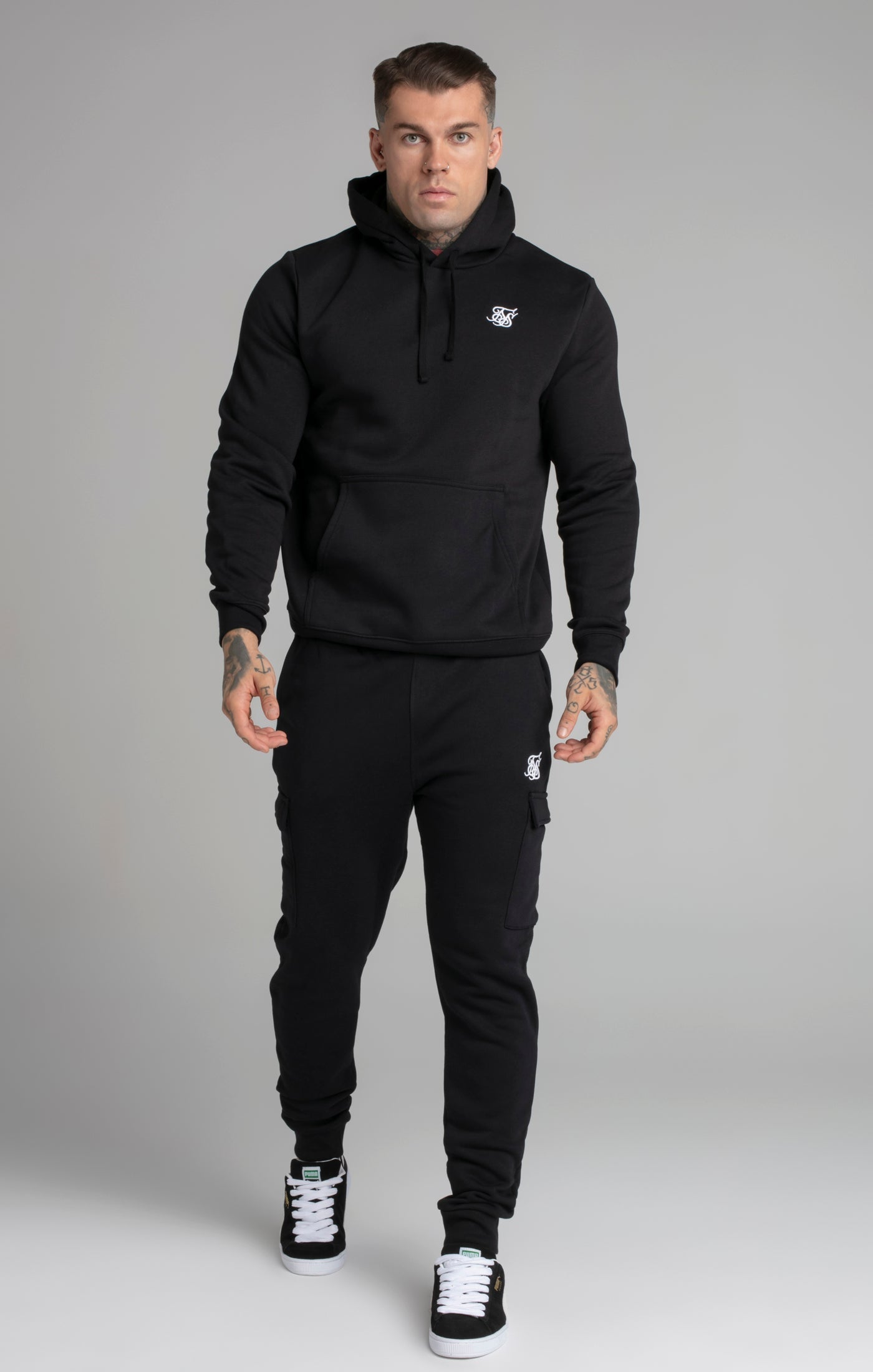 Essential Overhead Hoodie in Black Kapuzenpullover SikSilk