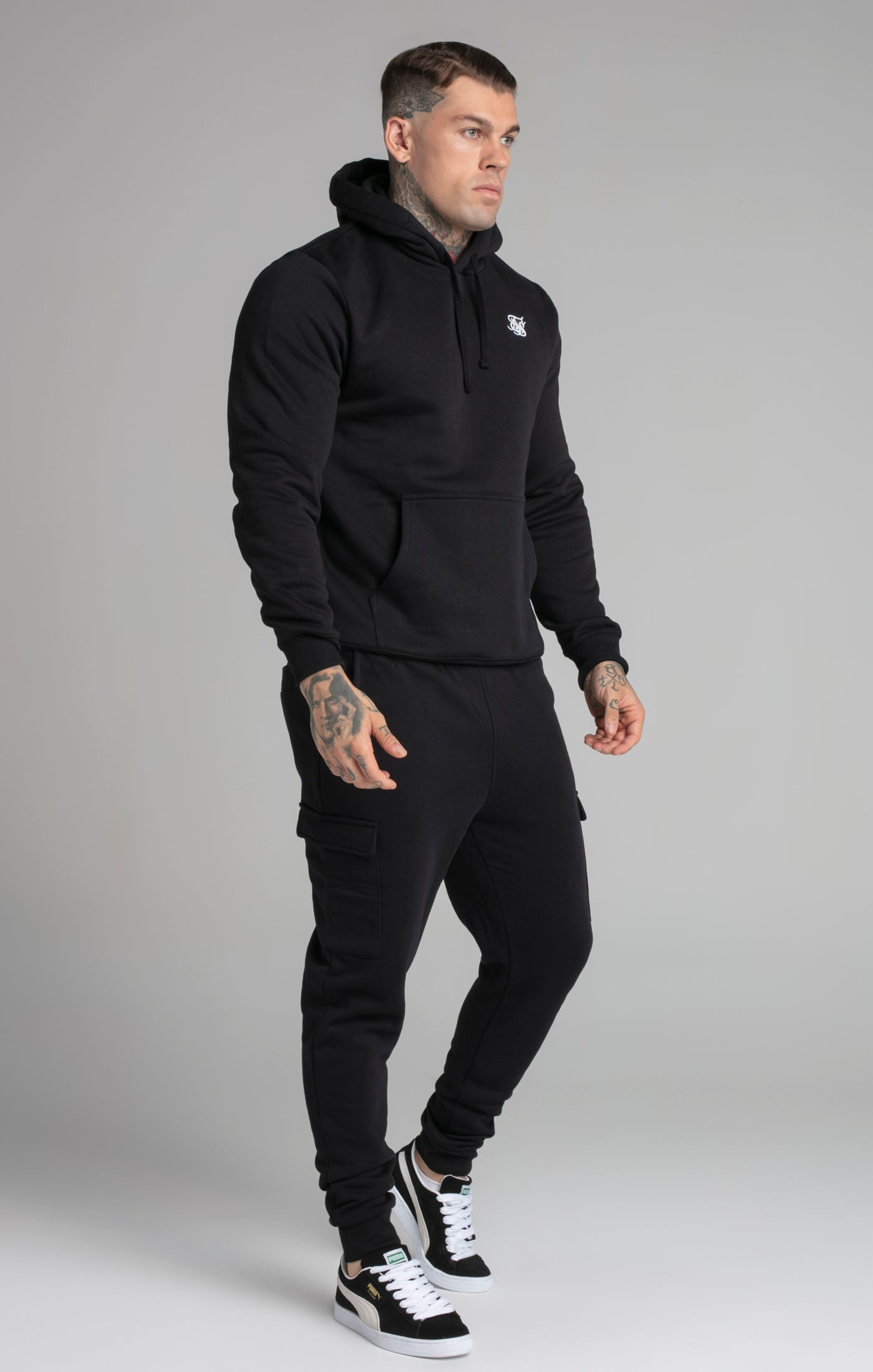 Essential Overhead Hoodie in Black Kapuzenpullover SikSilk