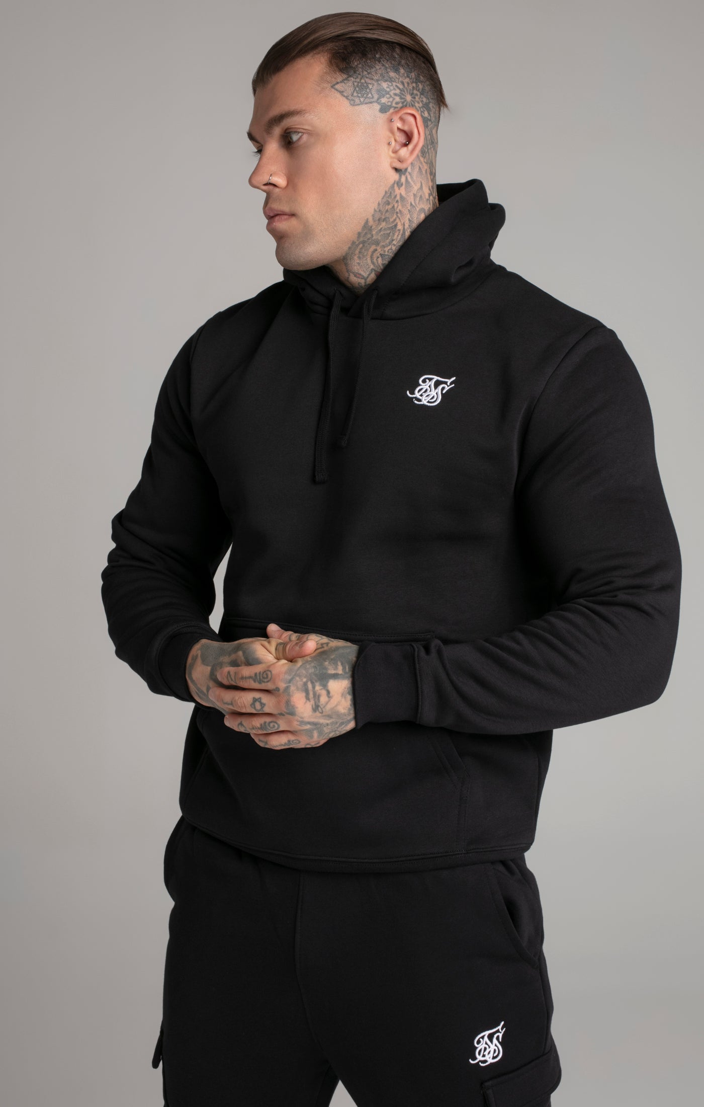 Essential Overhead Hoodie in Black Kapuzenpullover SikSilk