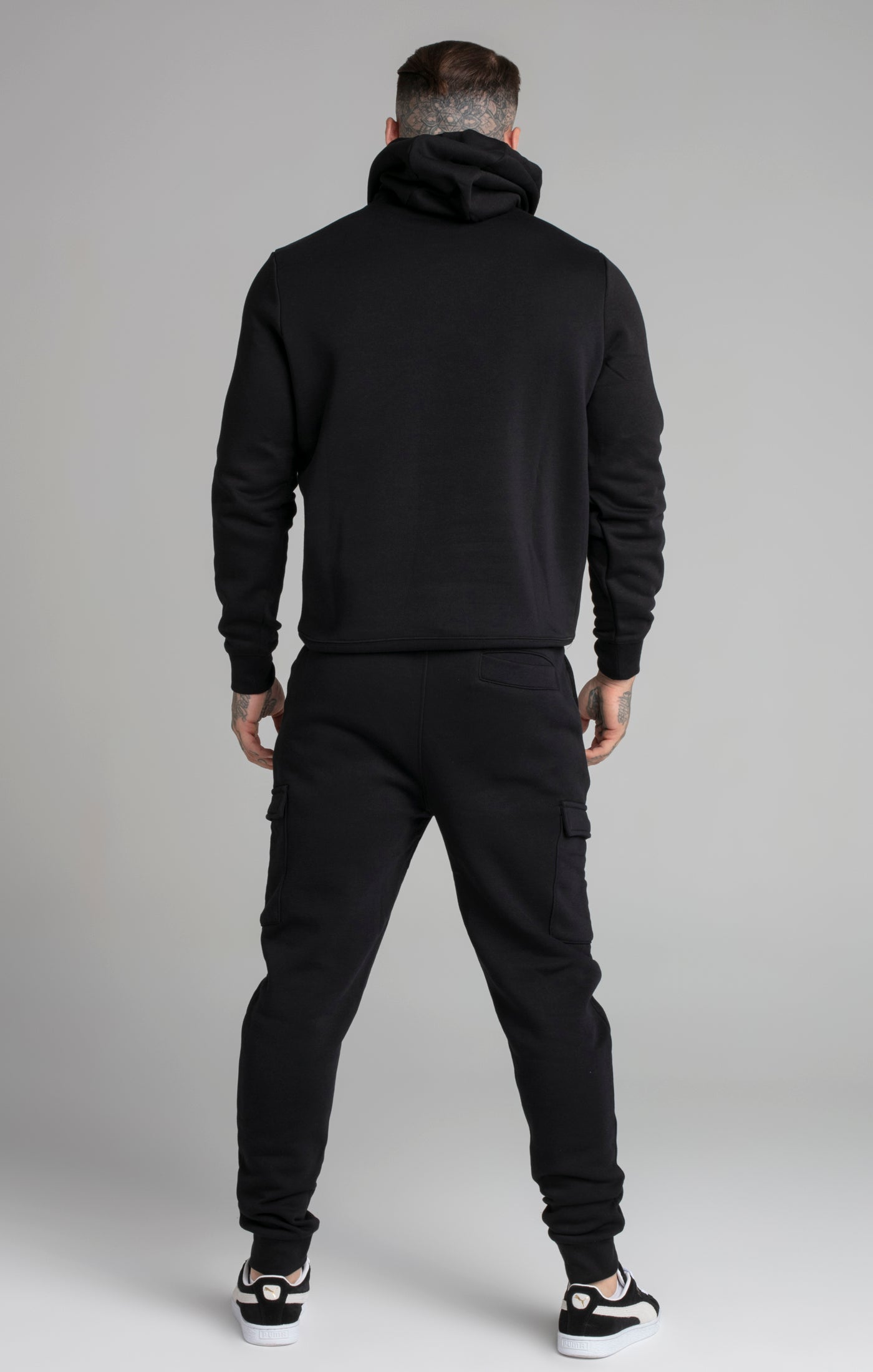 Essential Overhead Hoodie in Black Kapuzenpullover SikSilk