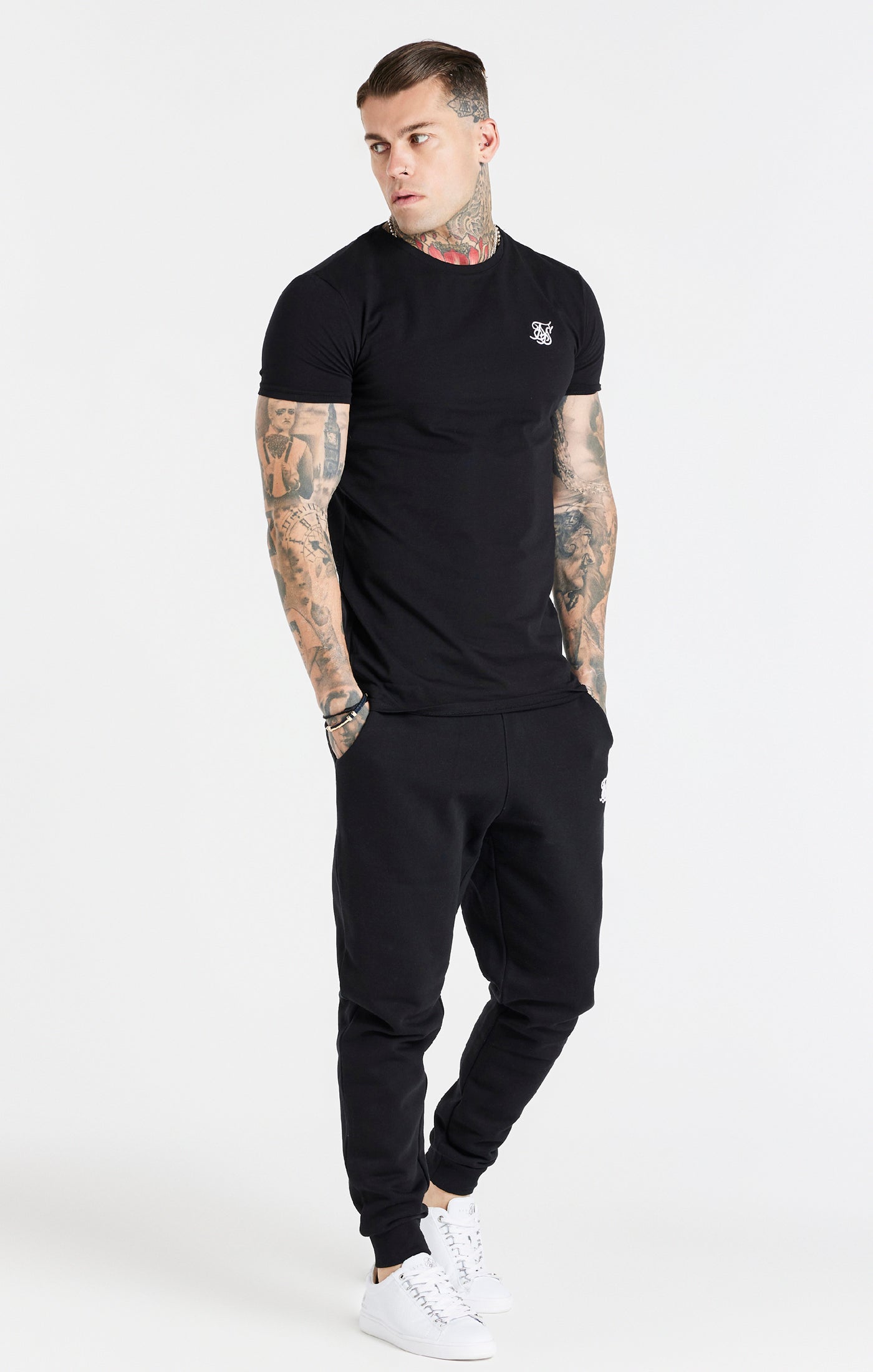 Essential Cuffed Jogger in Black Hosen SikSilk   