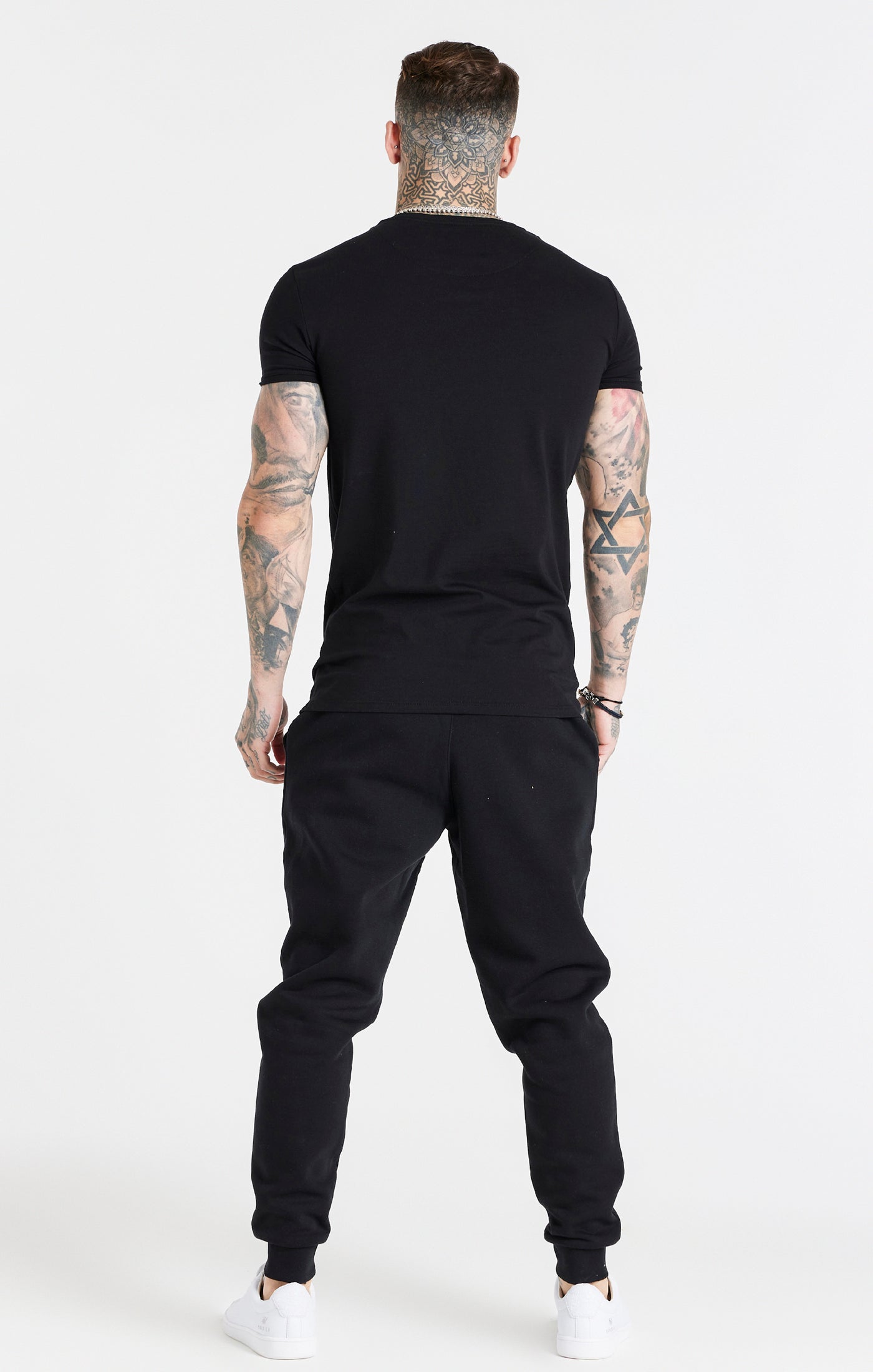 Essential Cuffed Jogger in Black Hosen SikSilk   