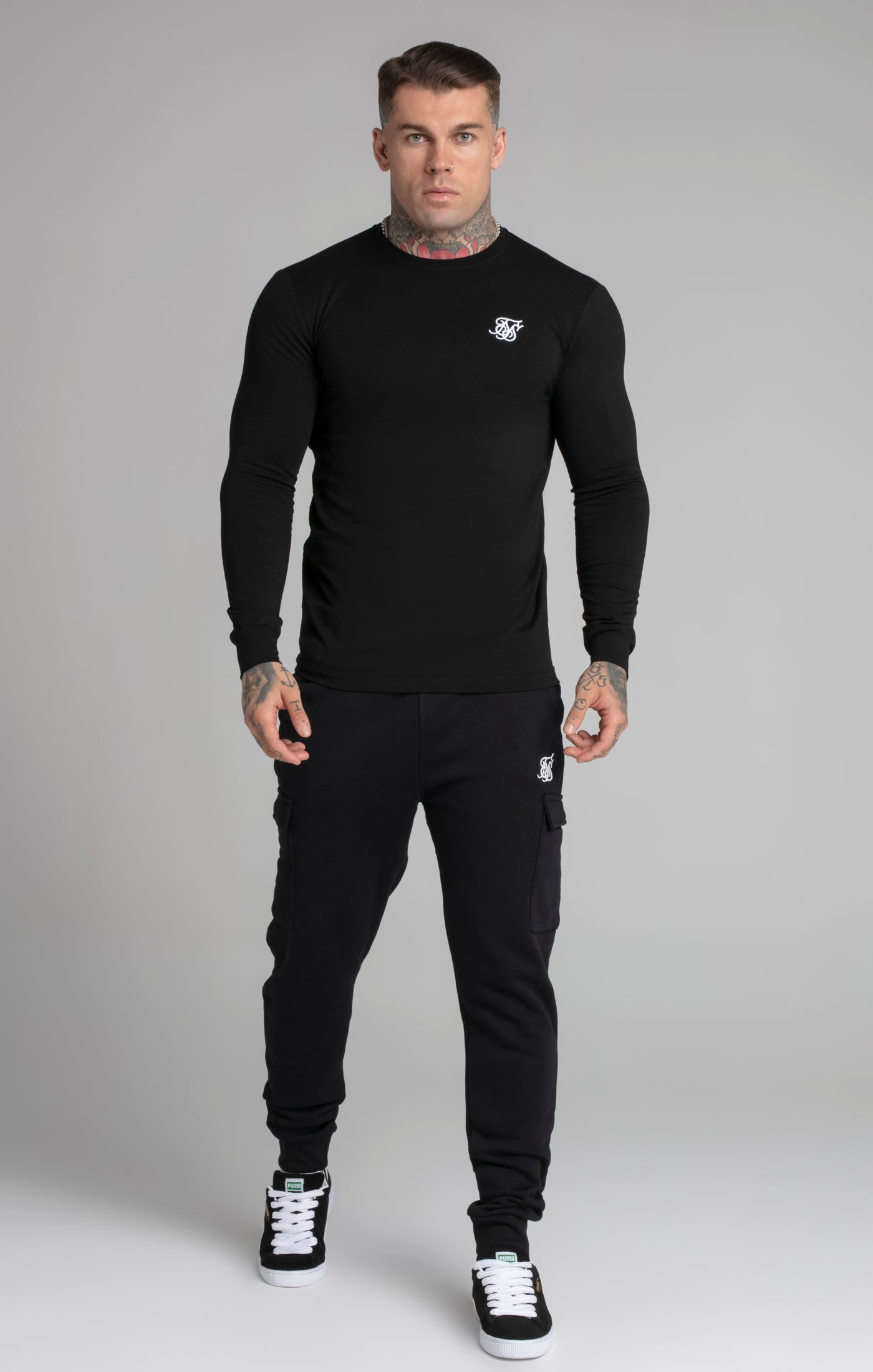Essential Cargo Jogger in Black Hosen SikSilk