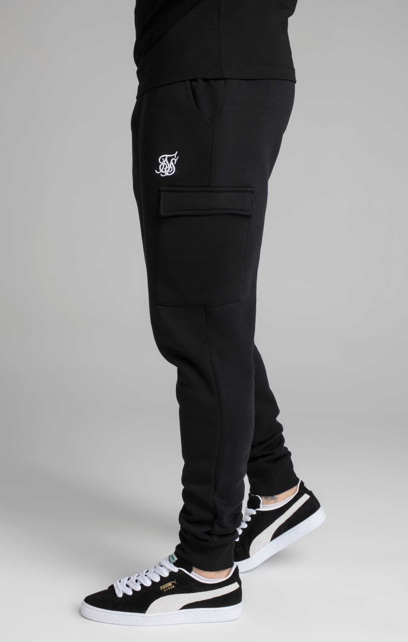 Essential Cargo Jogger in Black Hosen SikSilk