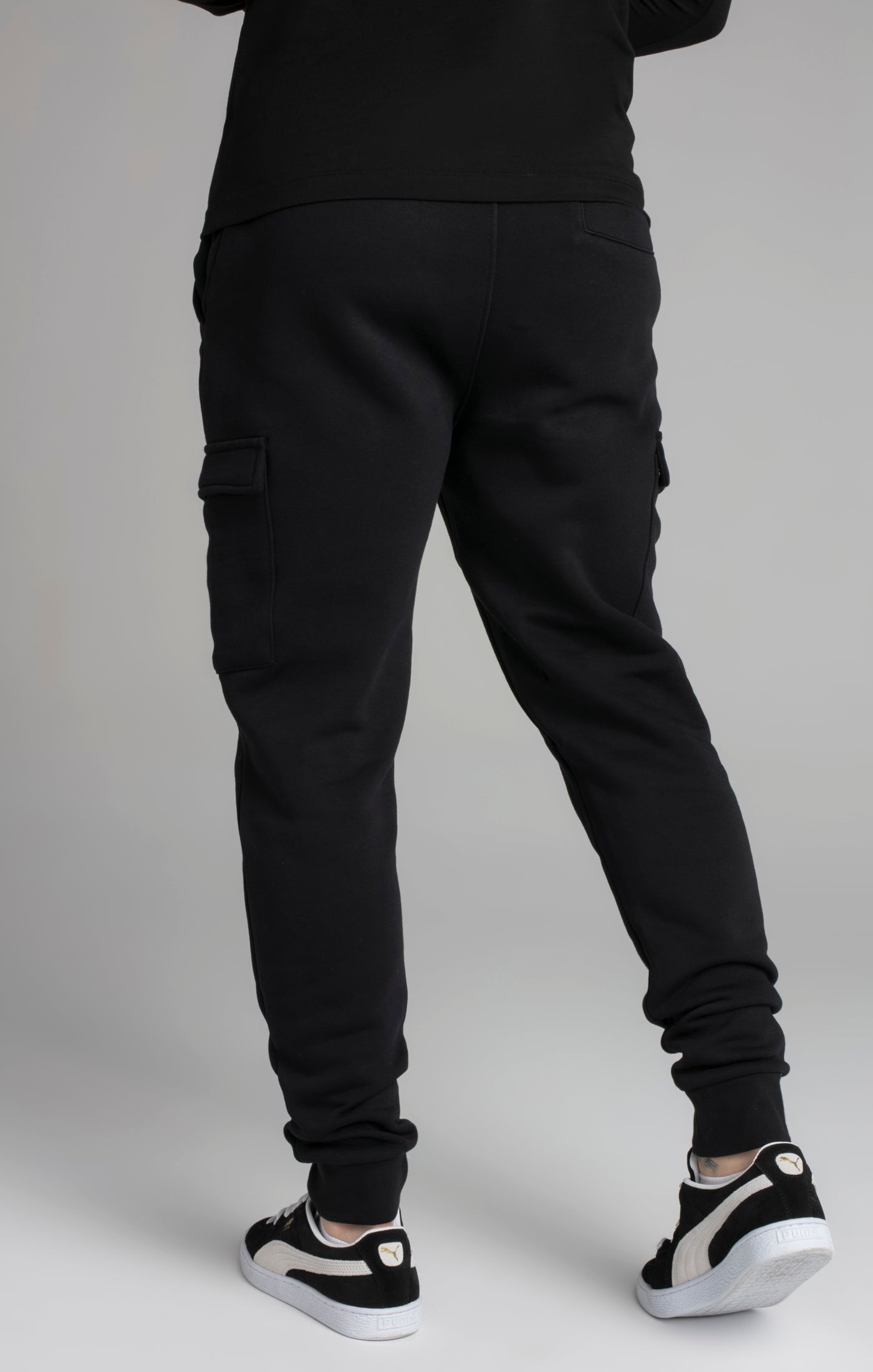 Essential Cargo Jogger in Black Hosen SikSilk