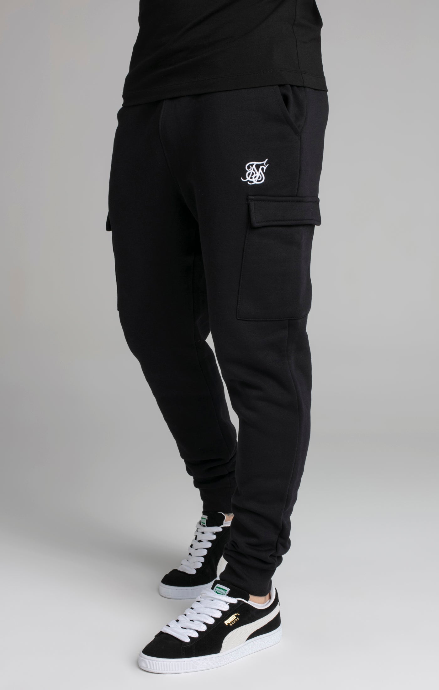 Essential Cargo Jogger in Black Hosen SikSilk   