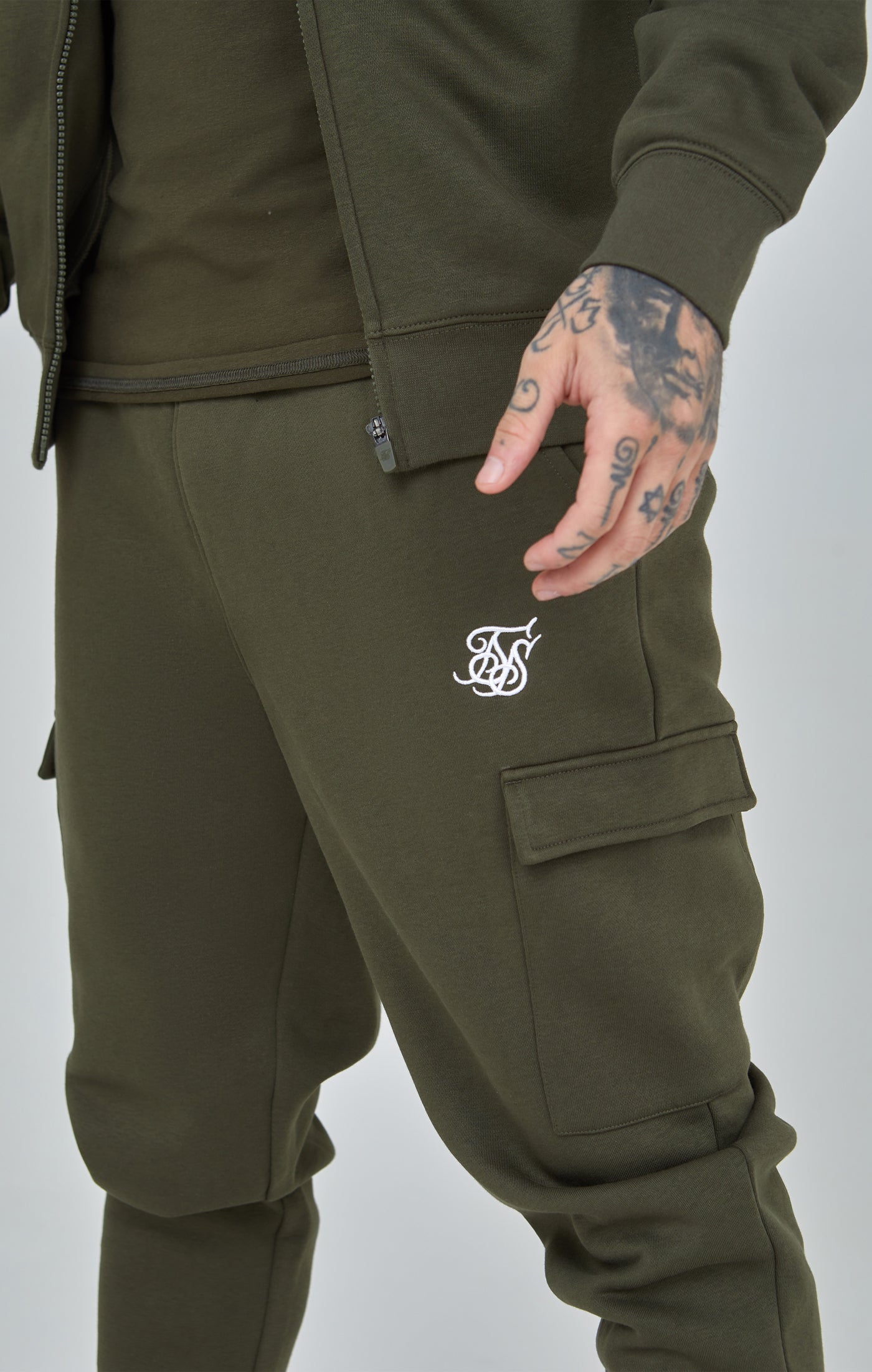 Essential Cargo Jogger in Khaki Hosen SikSilk