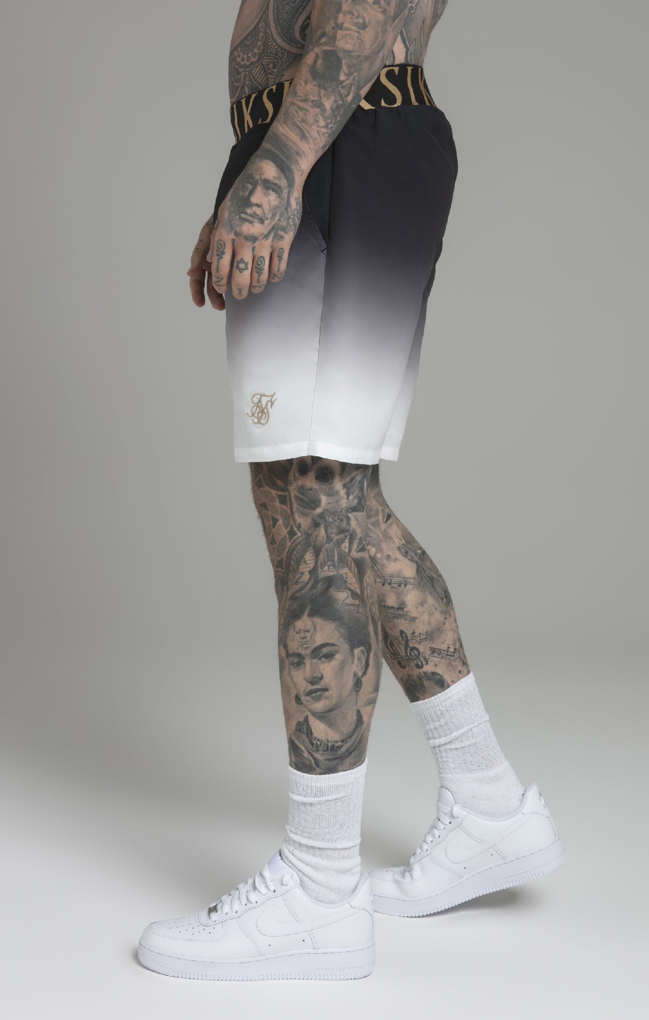 Fade Swim Shorts in Black, White Badehosen SikSilk