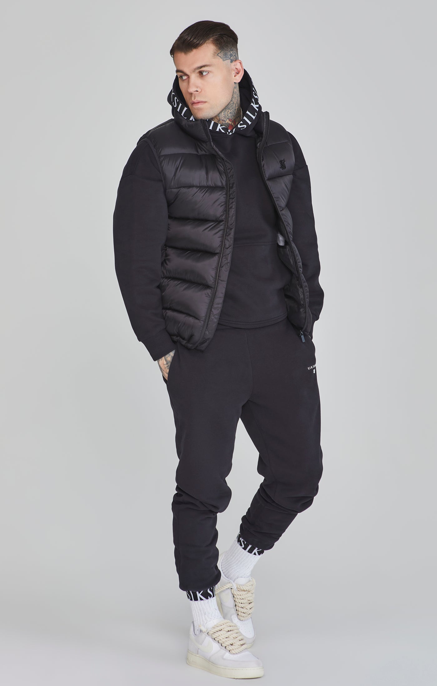 Gilet in Black Jacken SikSilk