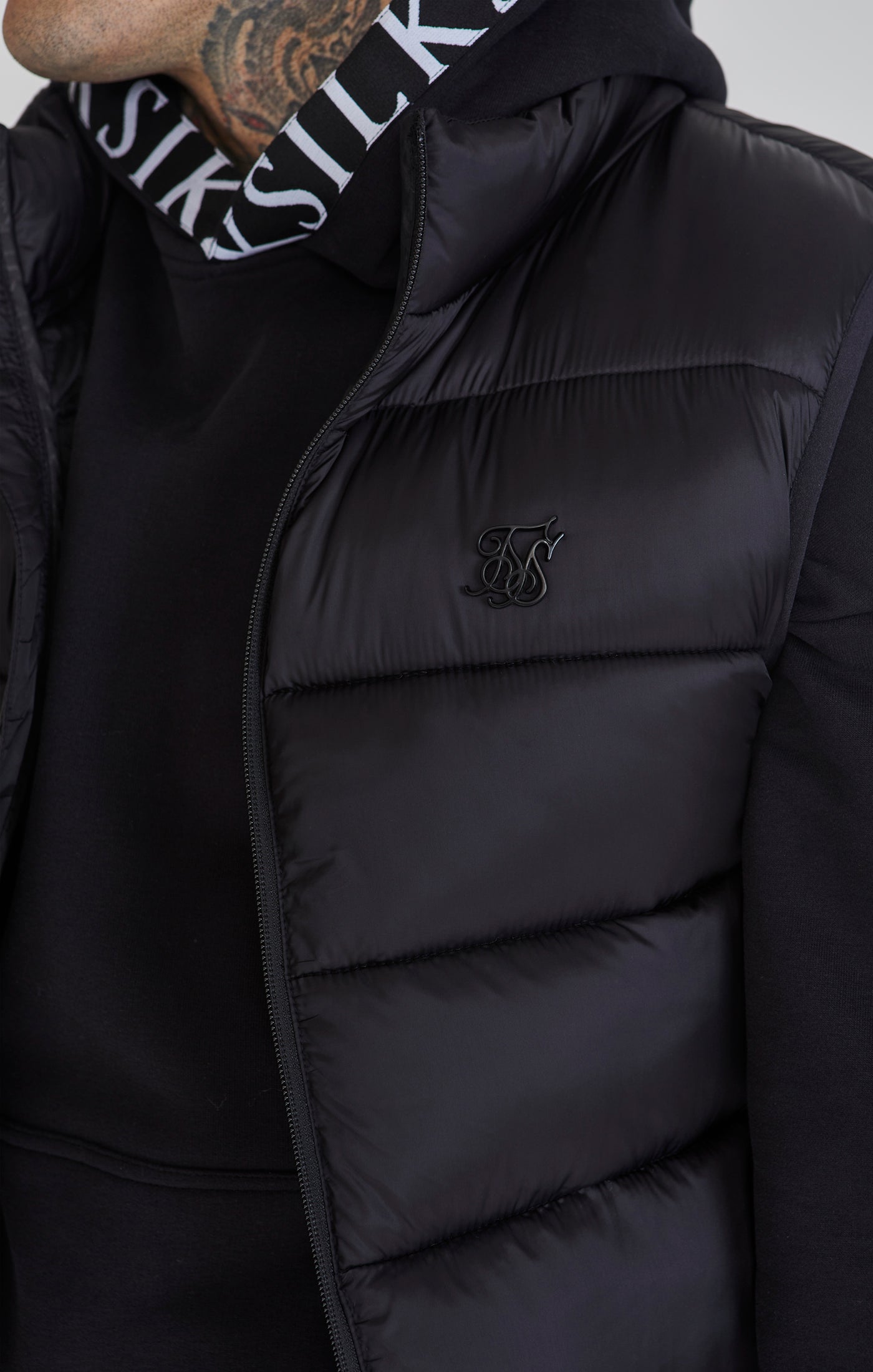 Gilet in Black Jacken SikSilk