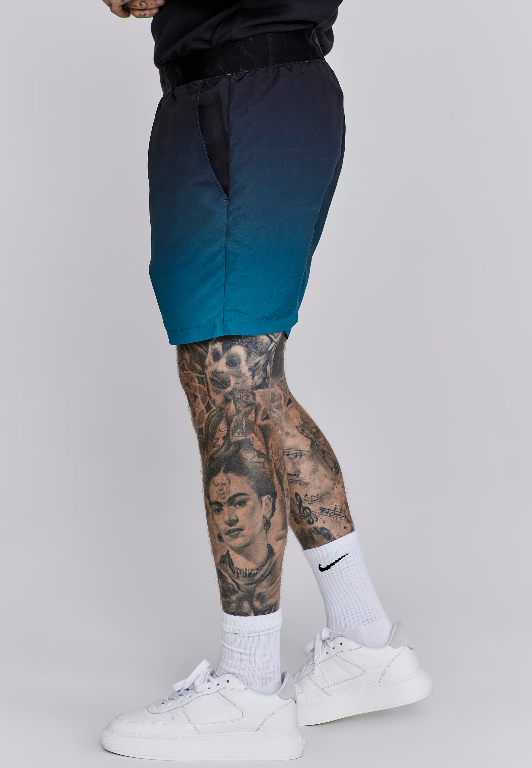 Fade Swim Shorts in Black, Teal Badehosen SikSilk