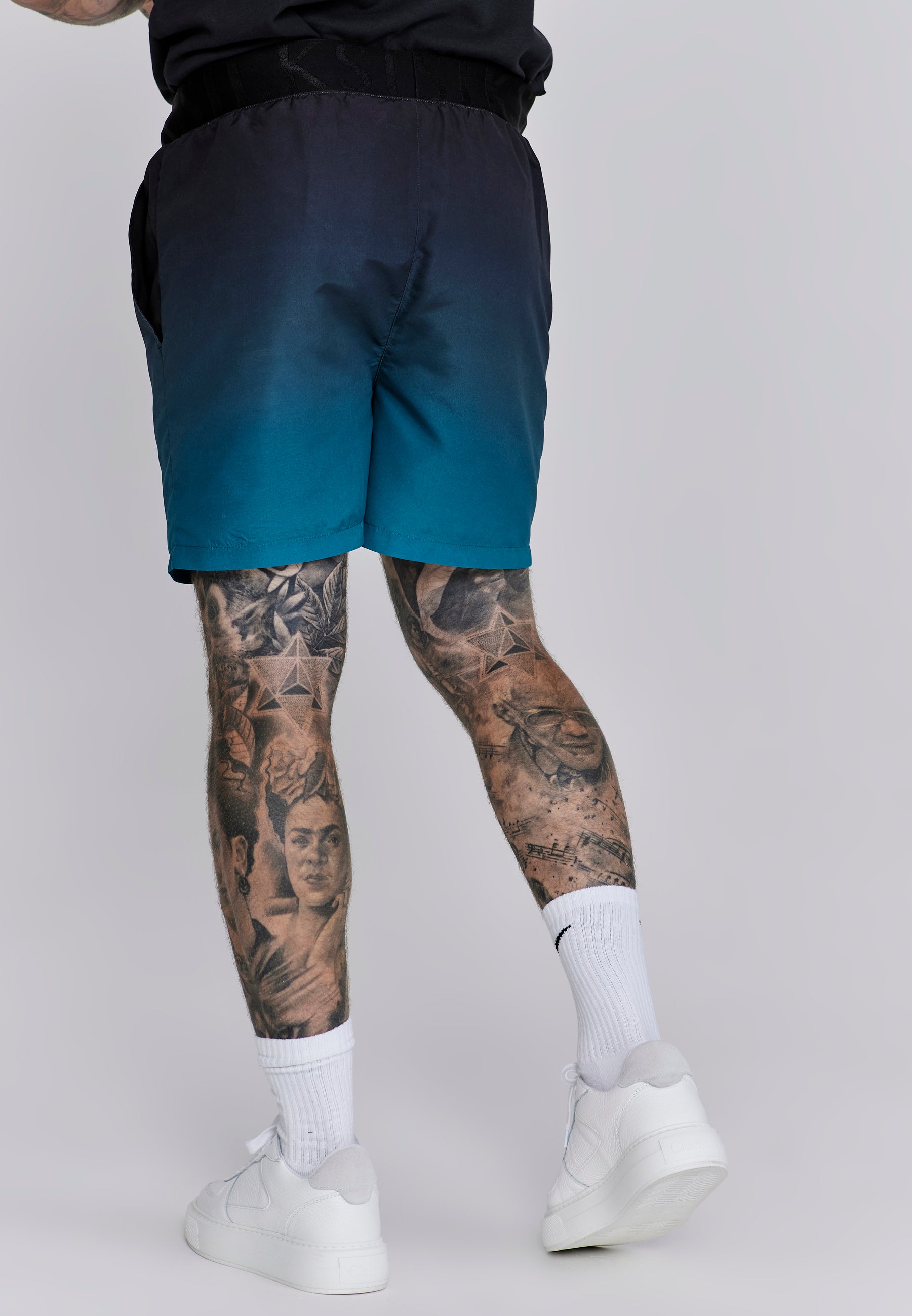 Fade Swim Shorts in Black, Teal Badehosen SikSilk