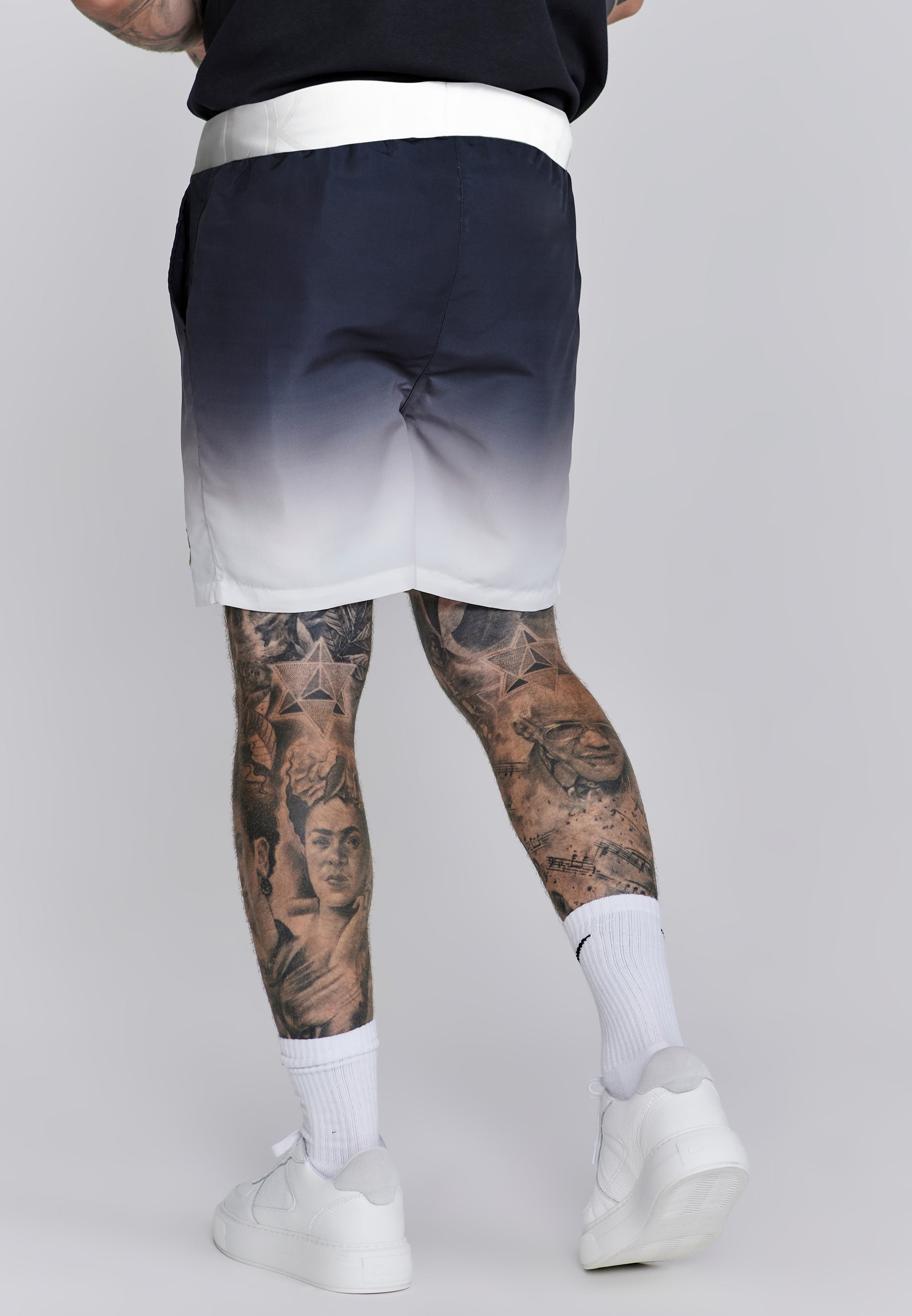 Fade Swim Shorts in Navy, White Badehosen SikSilk