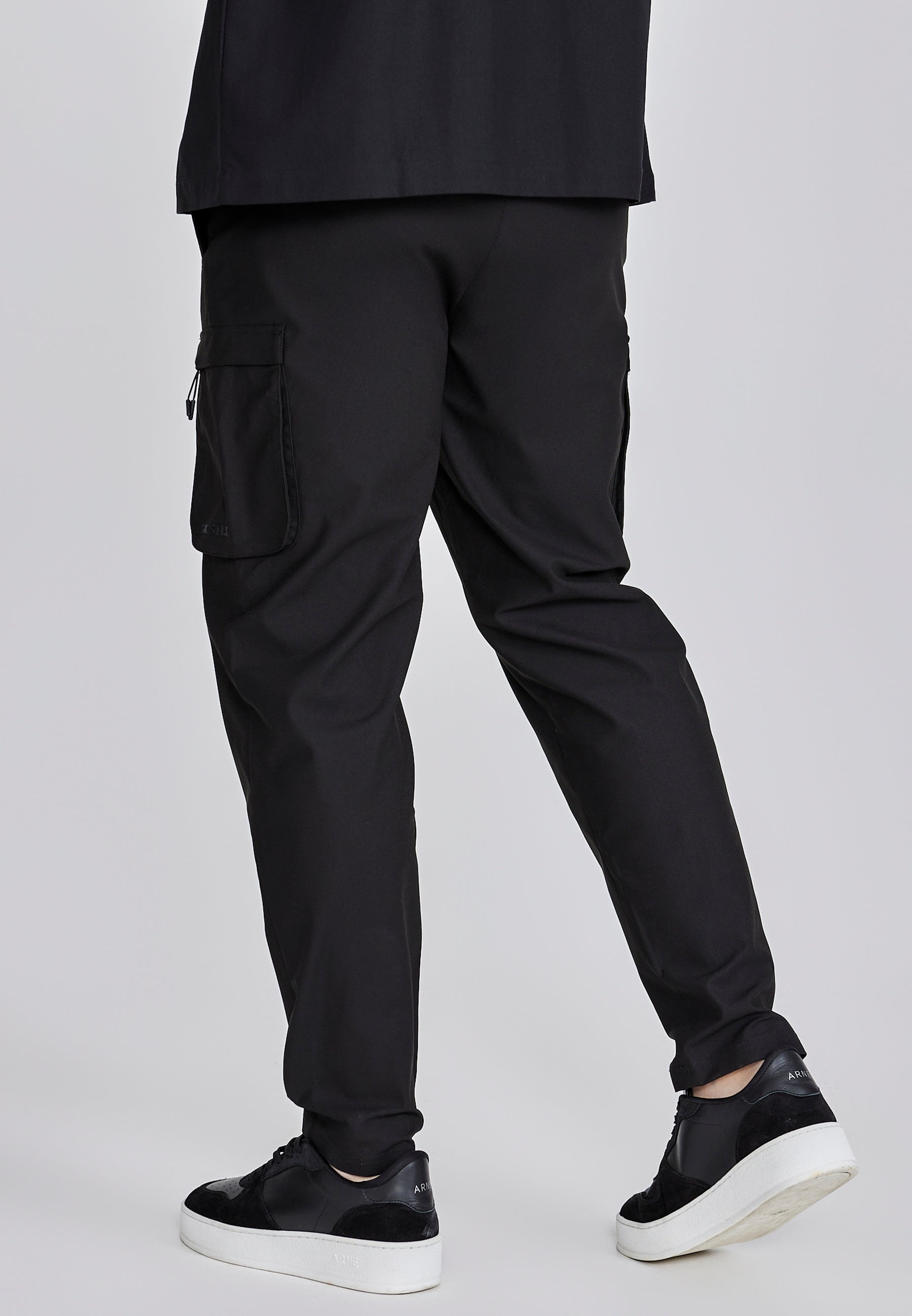 Smart Cargo Pants in Black Hosen SikSilk