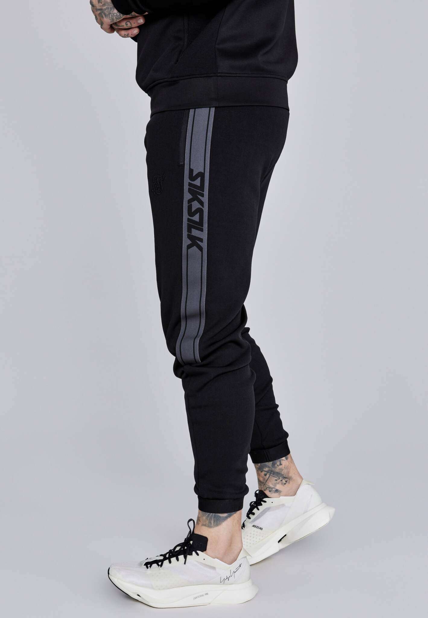 Muscle Fit Joggers in Black Hosen SikSilk