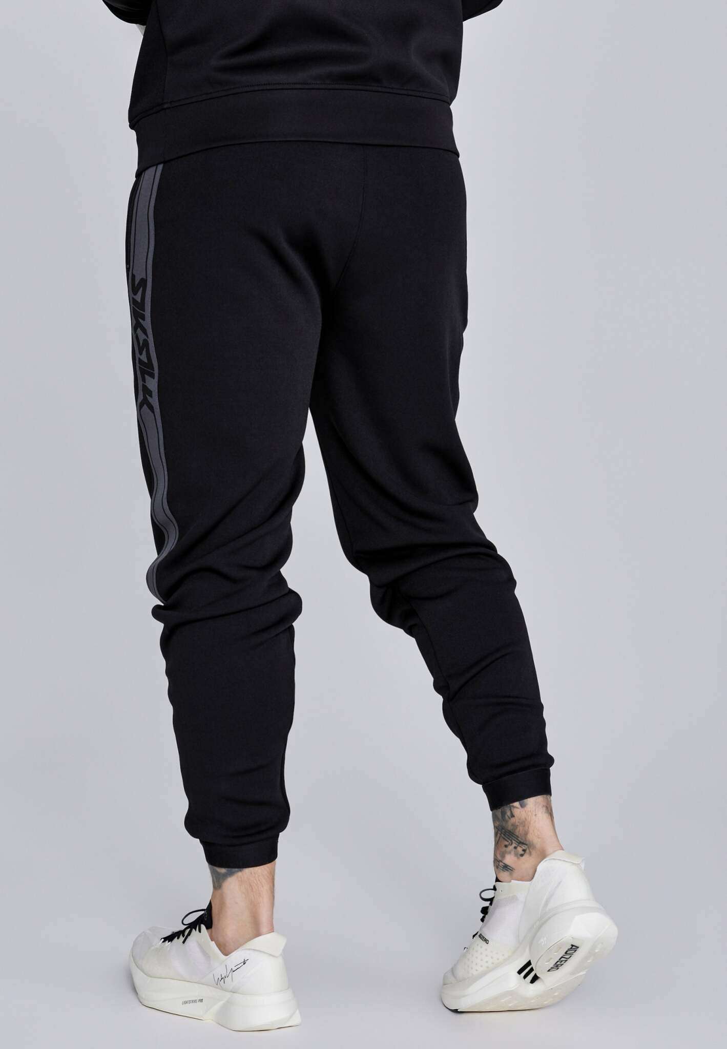 Muscle Fit Joggers in Black Hosen SikSilk