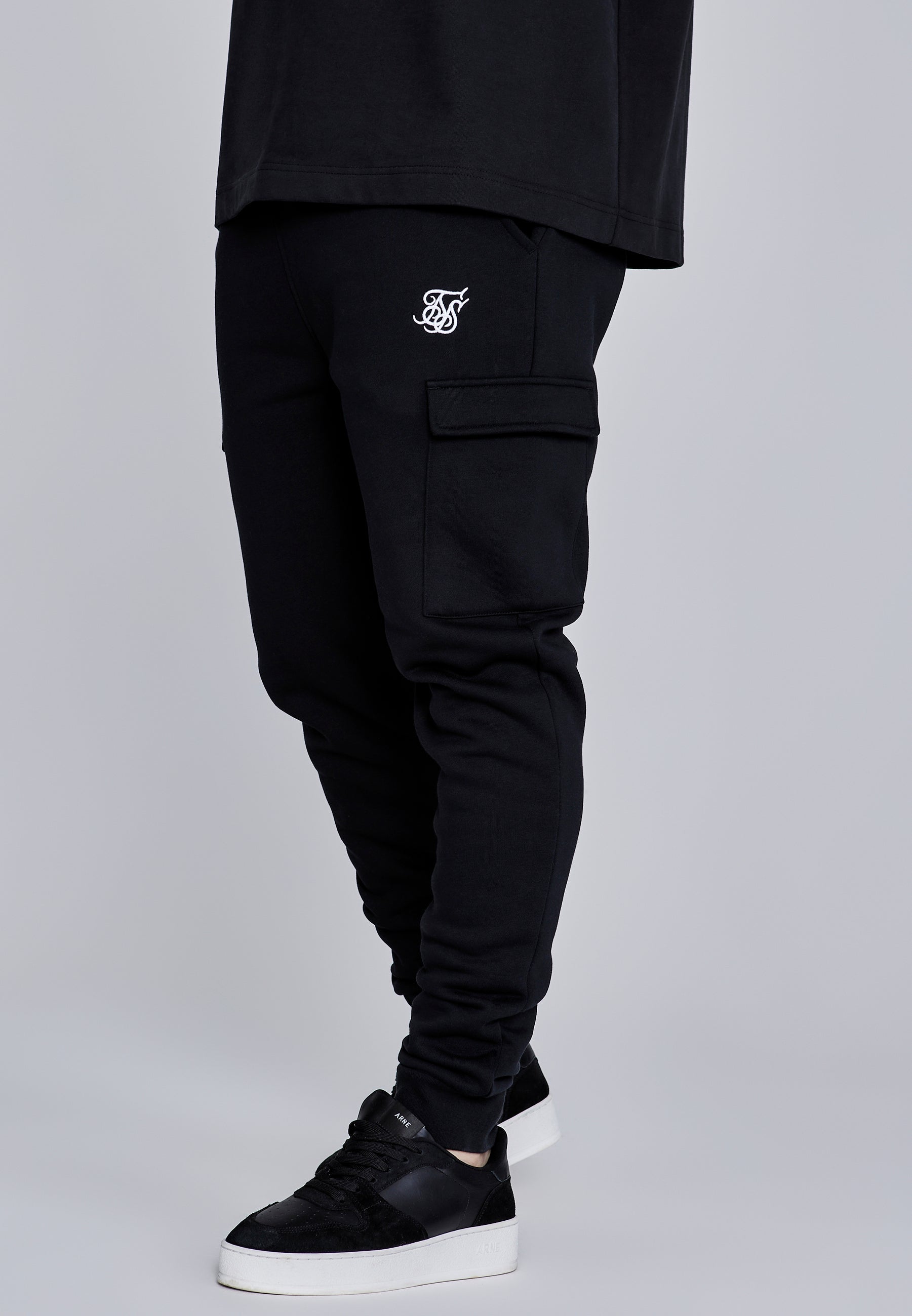 Essentials Cargo Joggers in Black Hosen SikSilk