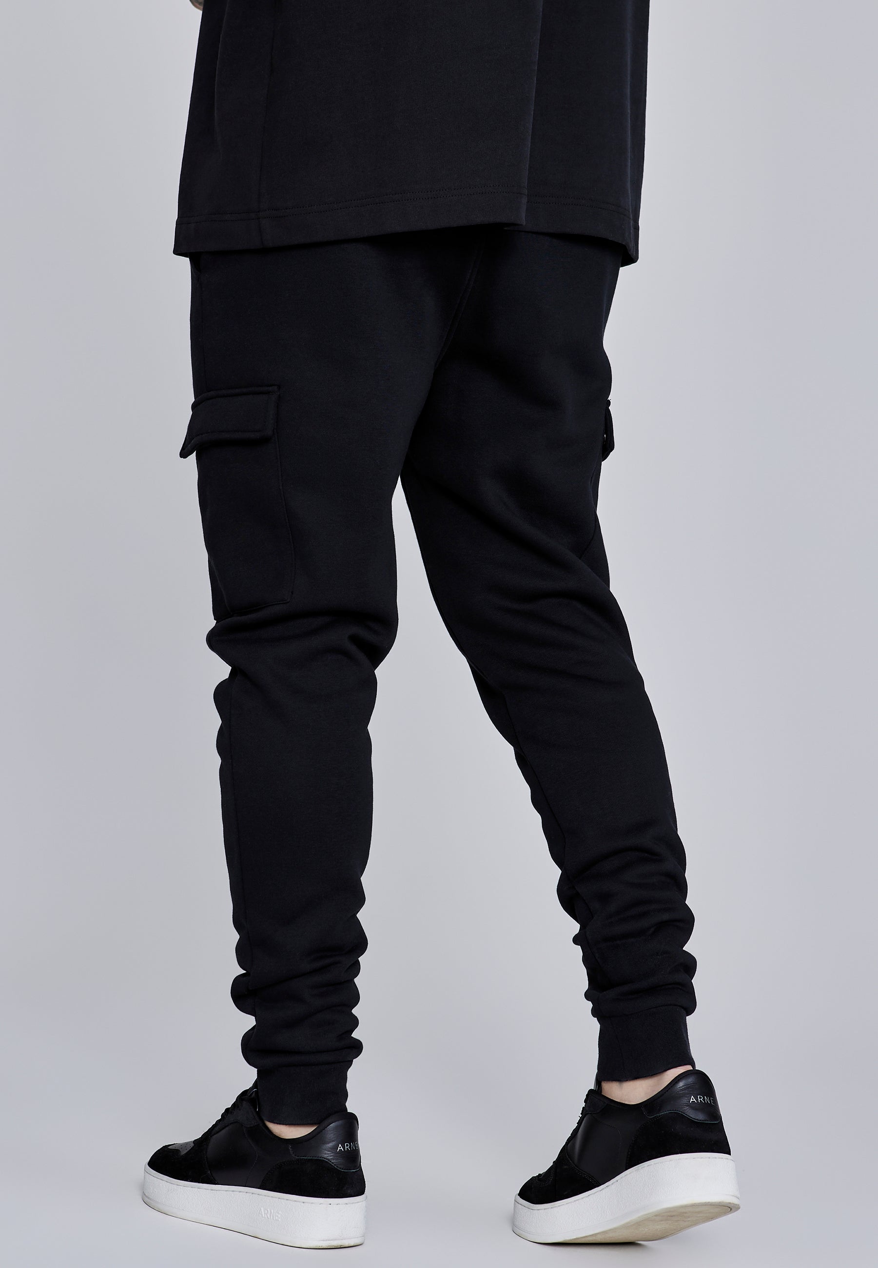 Essentials Cargo Joggers in Black Hosen SikSilk