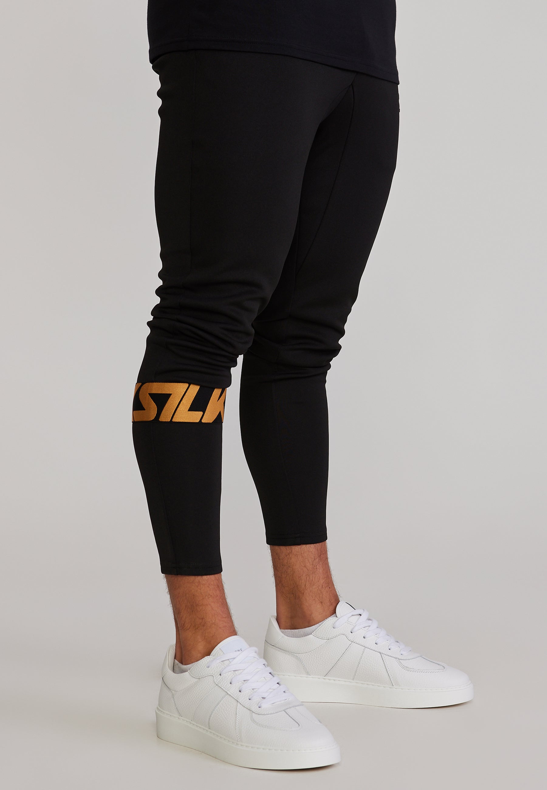 Dynamic Joggers in Black Hosen SikSilk